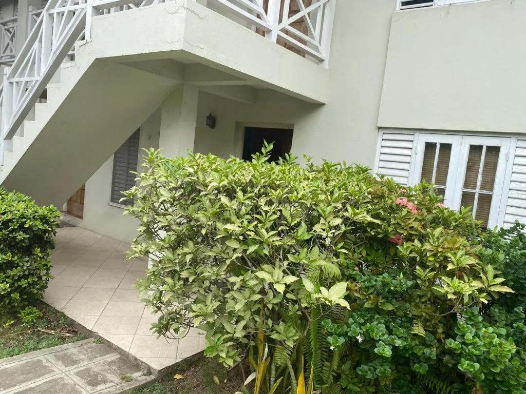 Property building in Finest Accommodation Renfrew Place 1 Bedroom Apt # 42 New Kgn 4--12 Renfrew Rd
