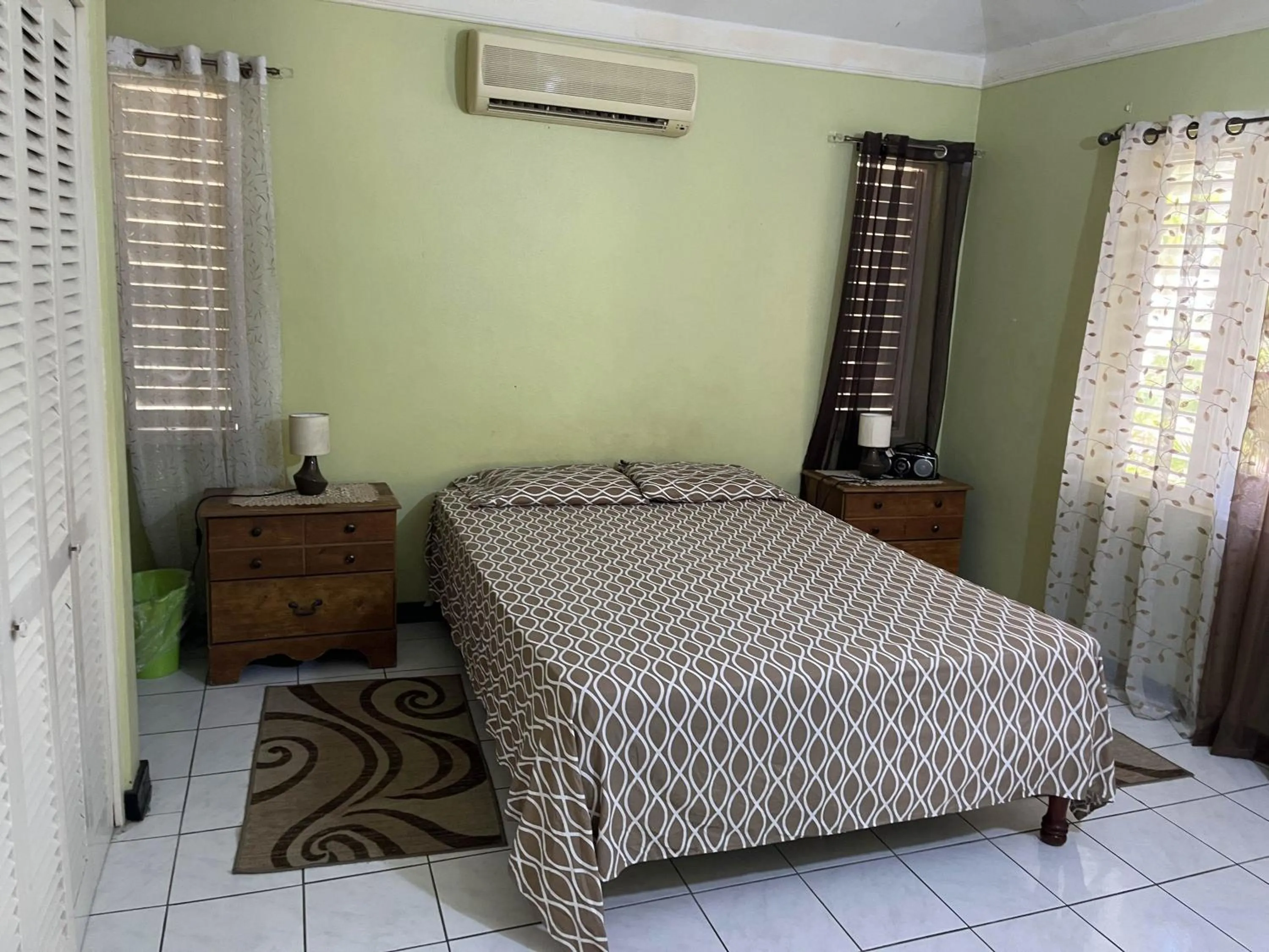 Bed in Finest Accommodation Renfrew Place 1 Bedroom Apt # 42 New Kgn 4--12 Renfrew Rd