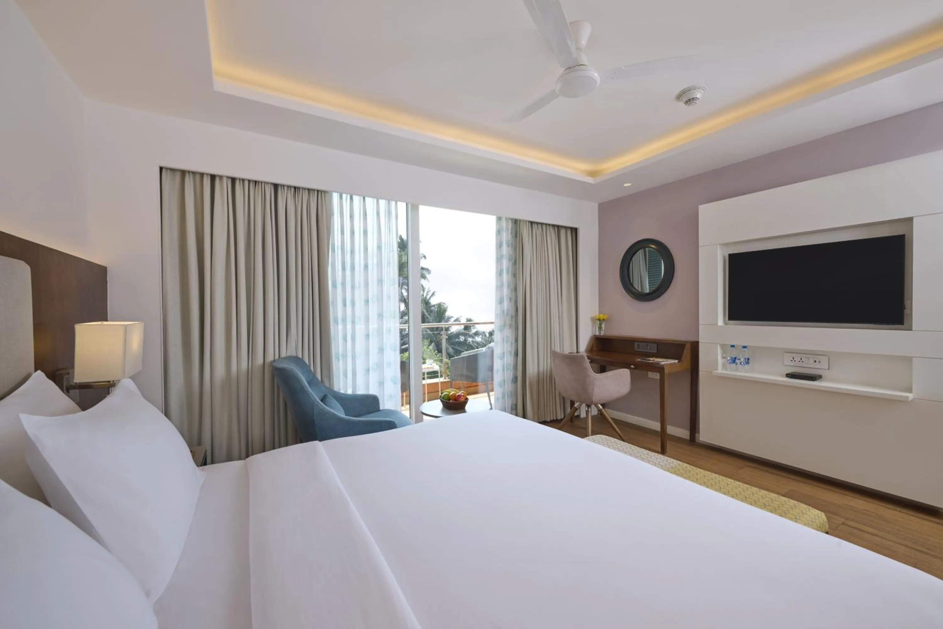 Photo of the whole room, Bed in Golden Tulip Vagator Goa