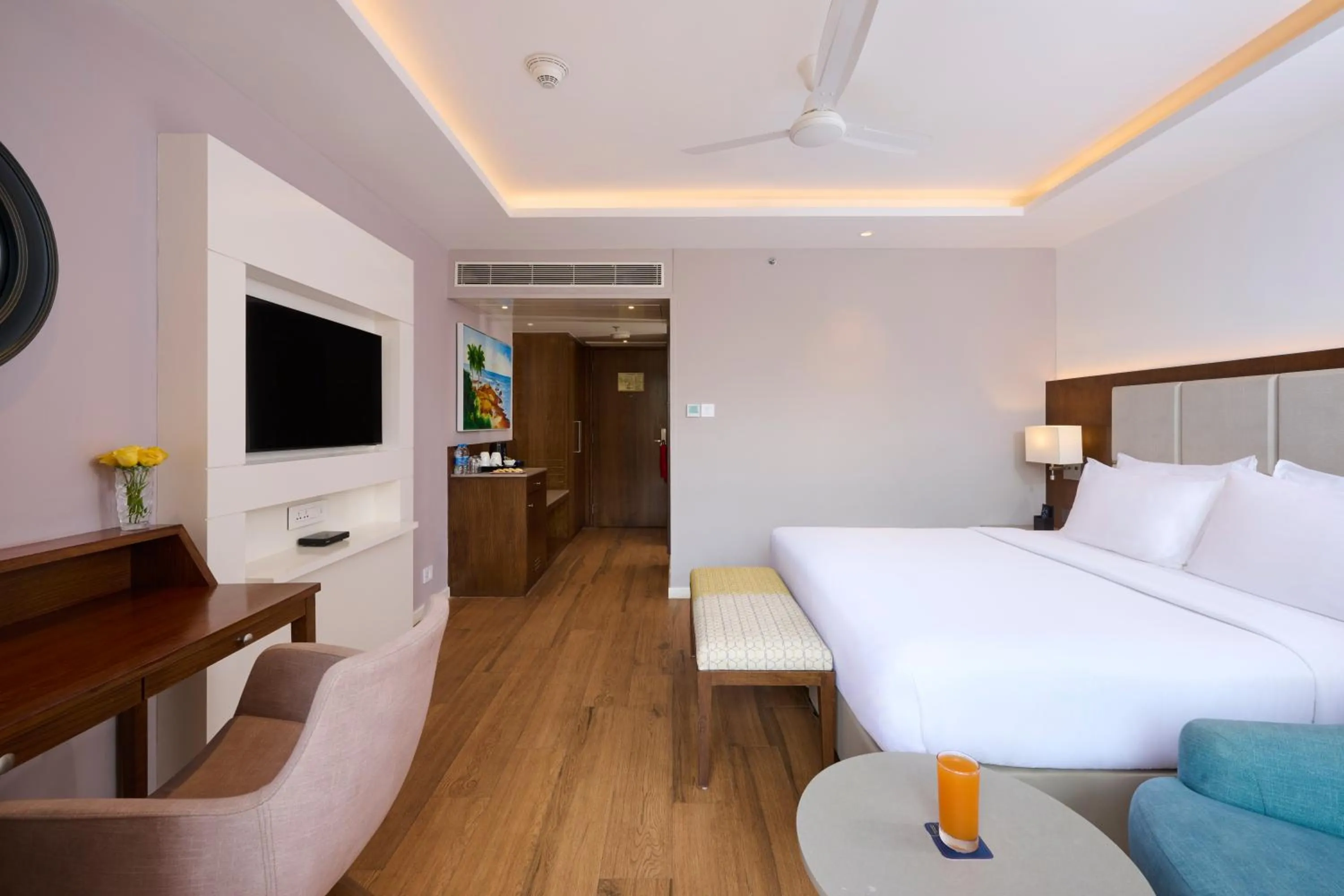 Photo of the whole room, Bed in Golden Tulip Vagator Goa