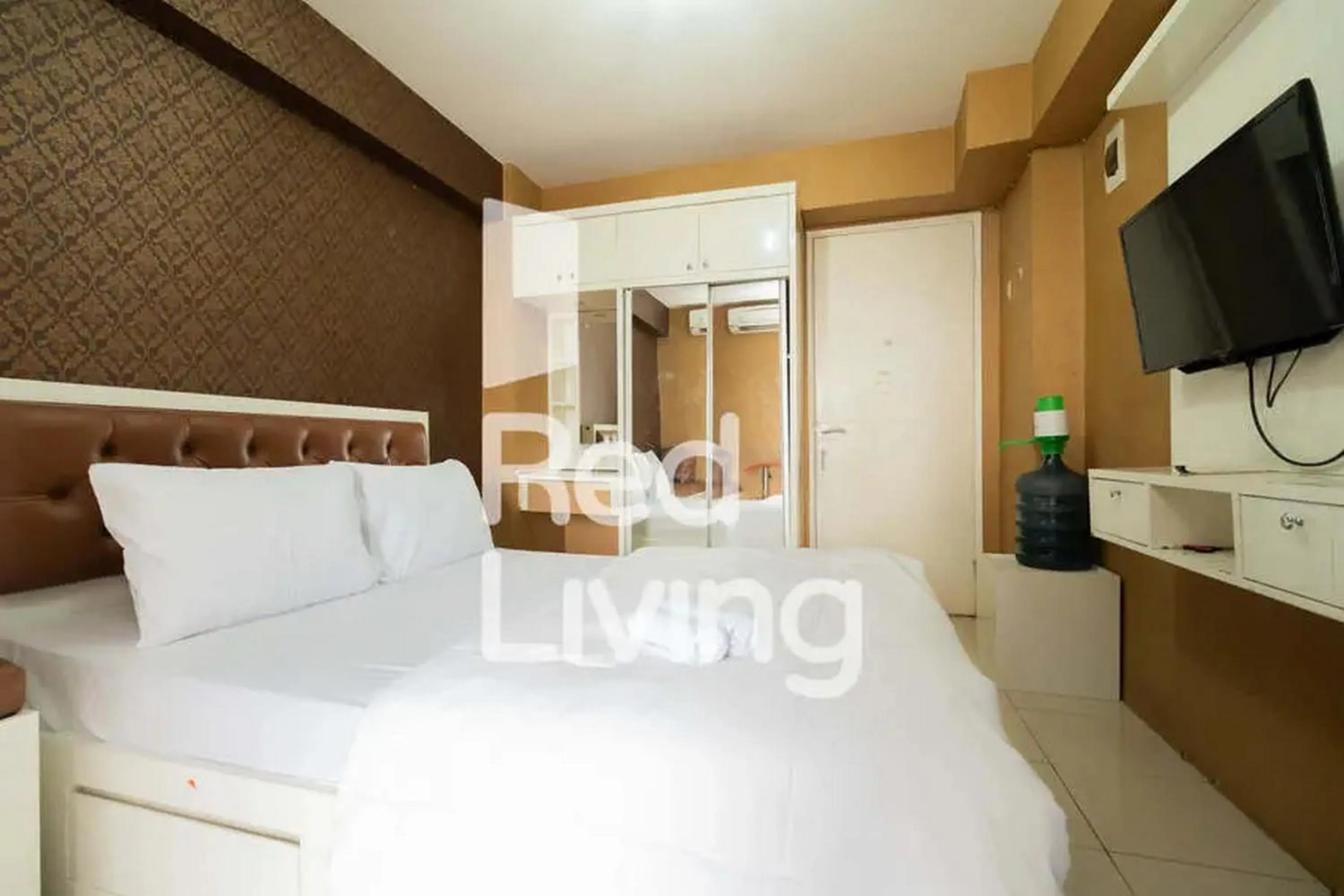 Bedroom, Bed in RedLiving Apartemen Bassura City - Vina Tan Tower Flamboyan