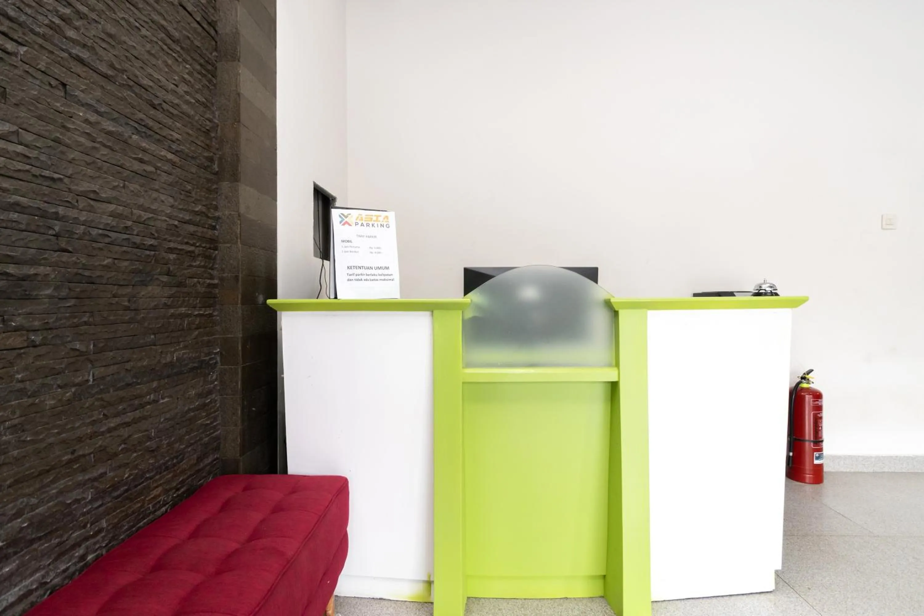 Lobby or reception in Urbanview Hotel Bizhome Artha Gading Boulevard by RedDoorz