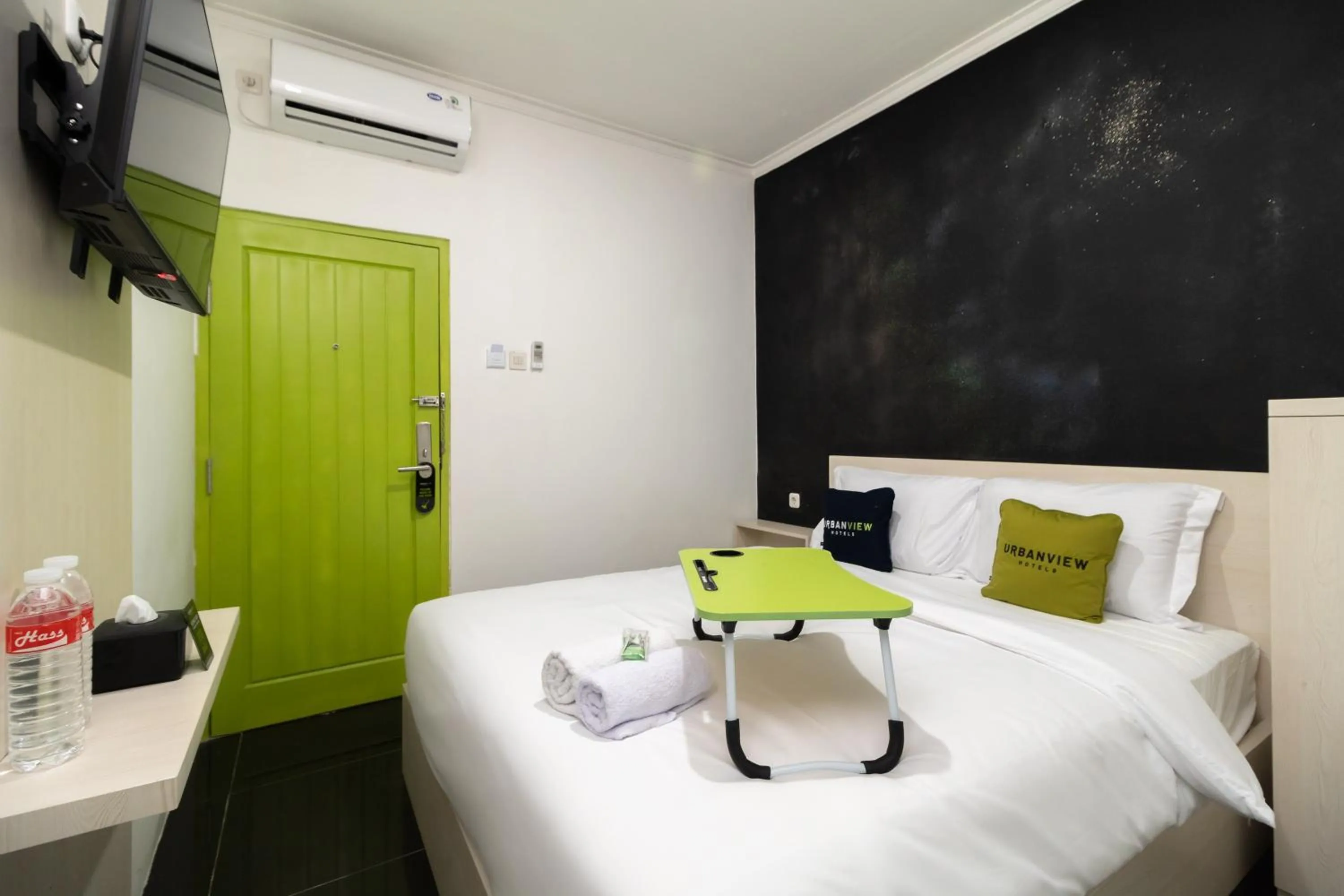 Bedroom, Bed in Urbanview Hotel Bizhome Artha Gading Boulevard by RedDoorz