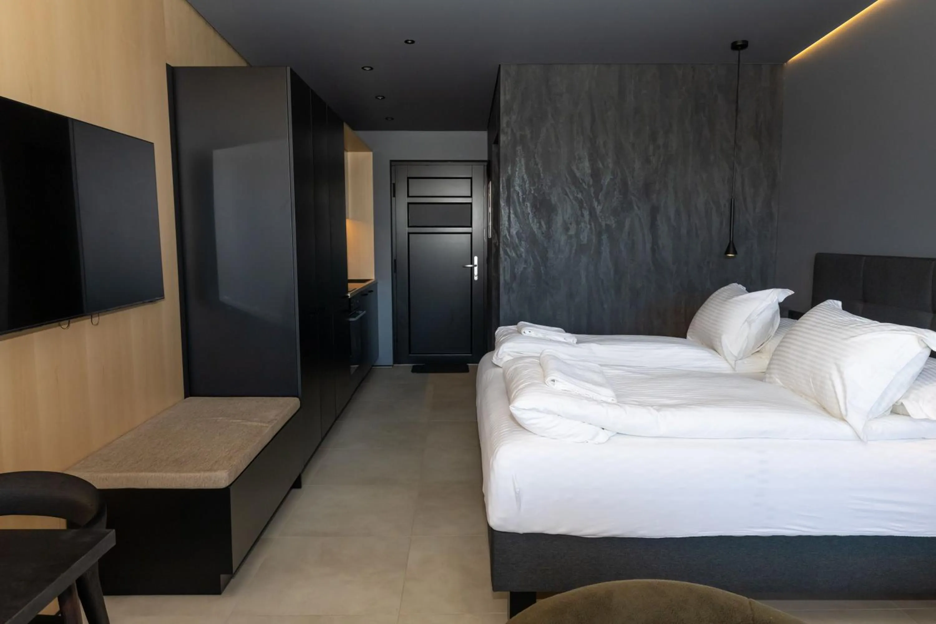 Facade/entrance, Bed in North Mountain View Suites