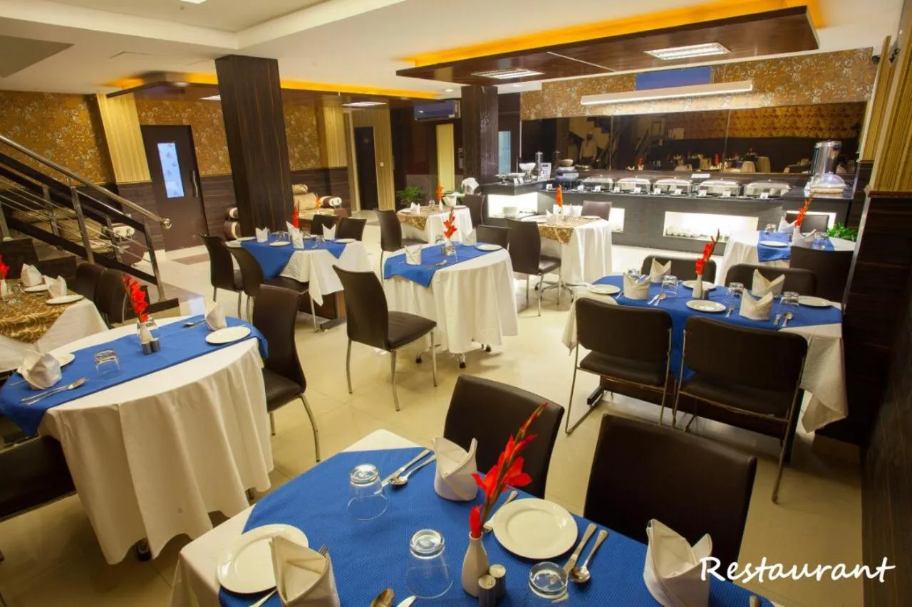 Restaurant/places to eat in Skylark Hotel by Gabrian Hotels
