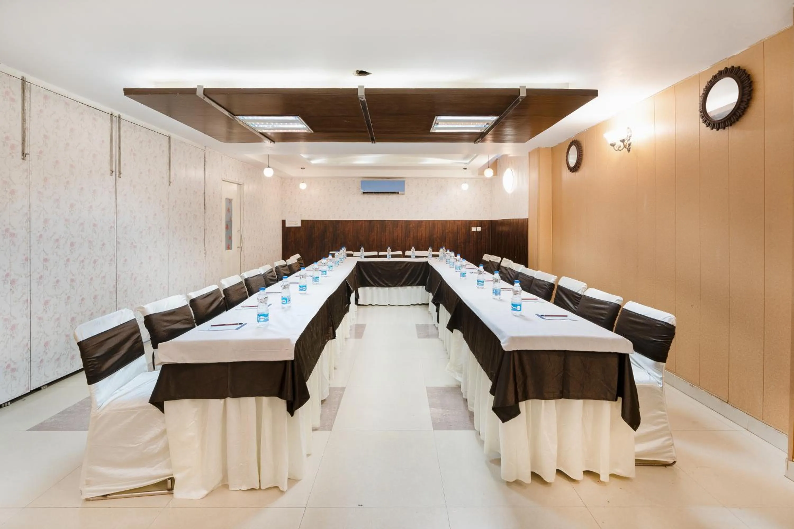 Restaurant/places to eat in Skylark Hotel by Gabrian Hotels