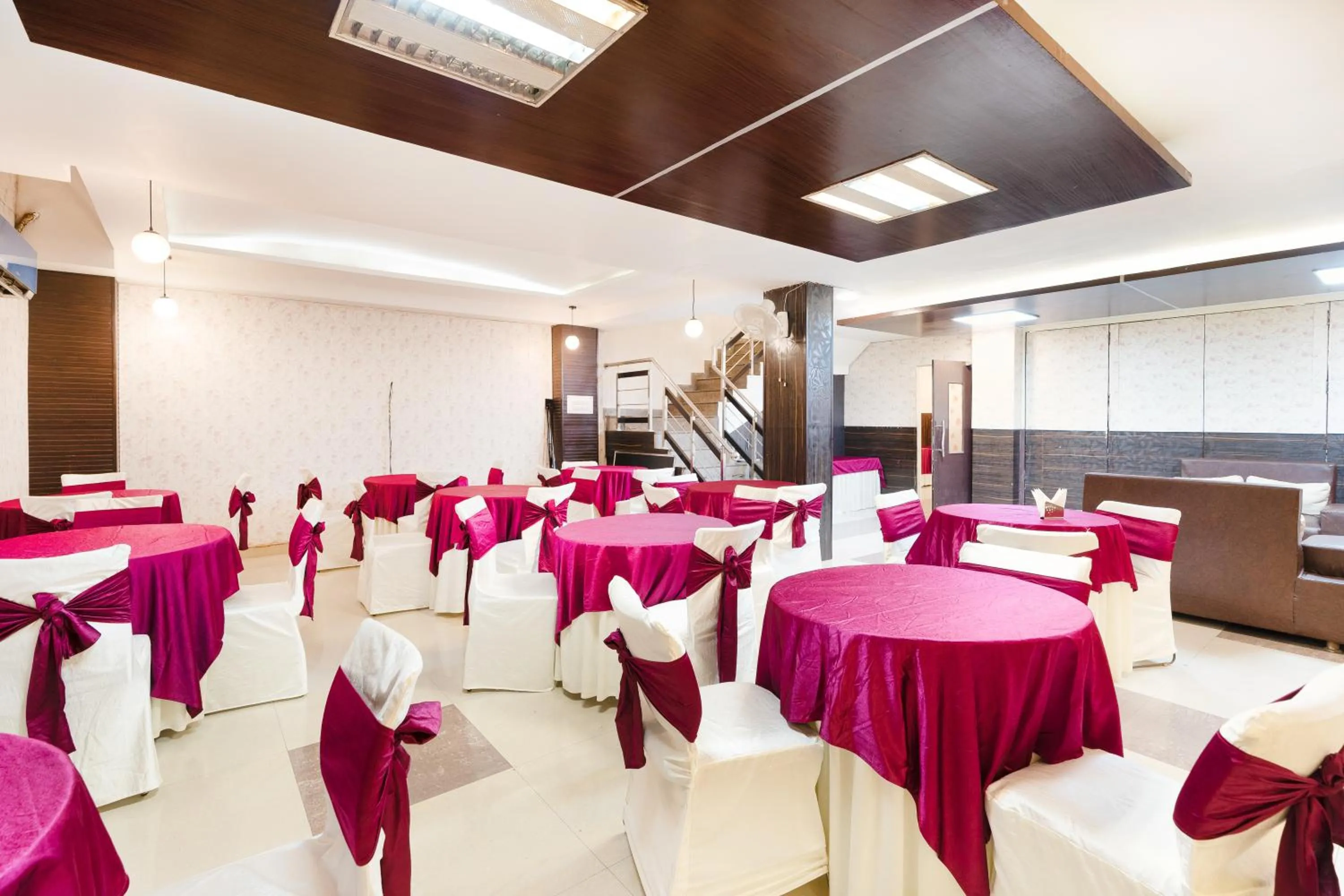 Restaurant/places to eat in Skylark Hotel by Gabrian Hotels