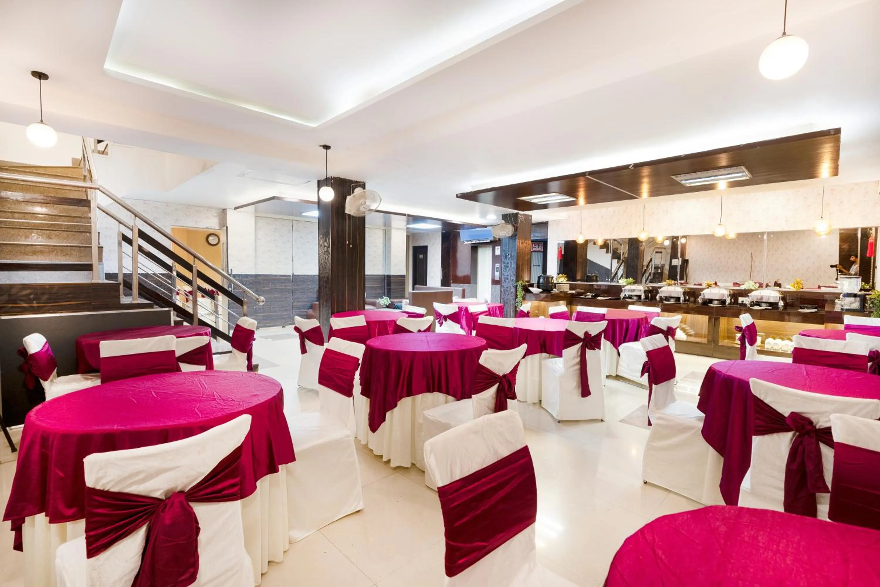 Restaurant/places to eat in Skylark Hotel by Gabrian Hotels