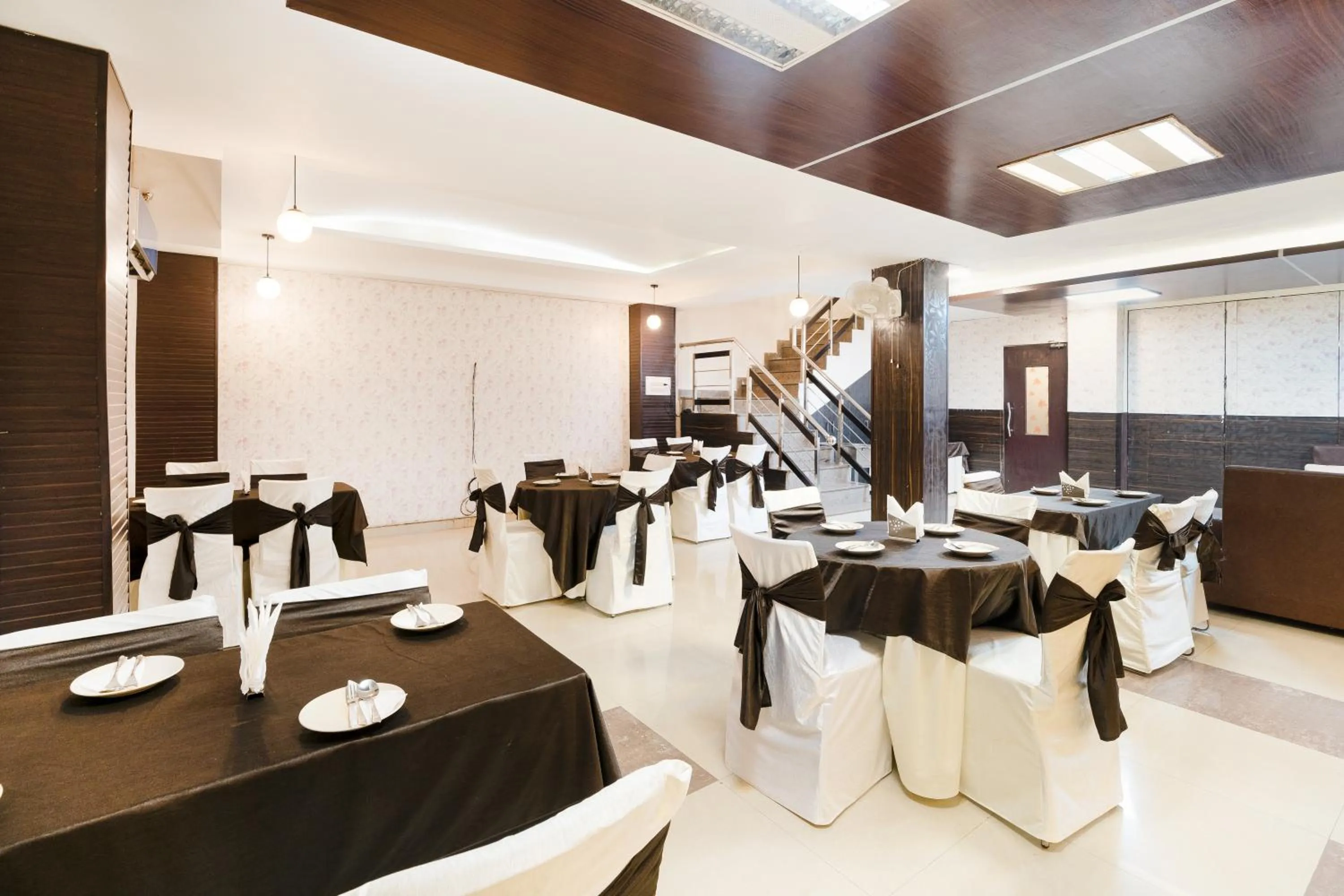Restaurant/places to eat in Skylark Hotel by Gabrian Hotels