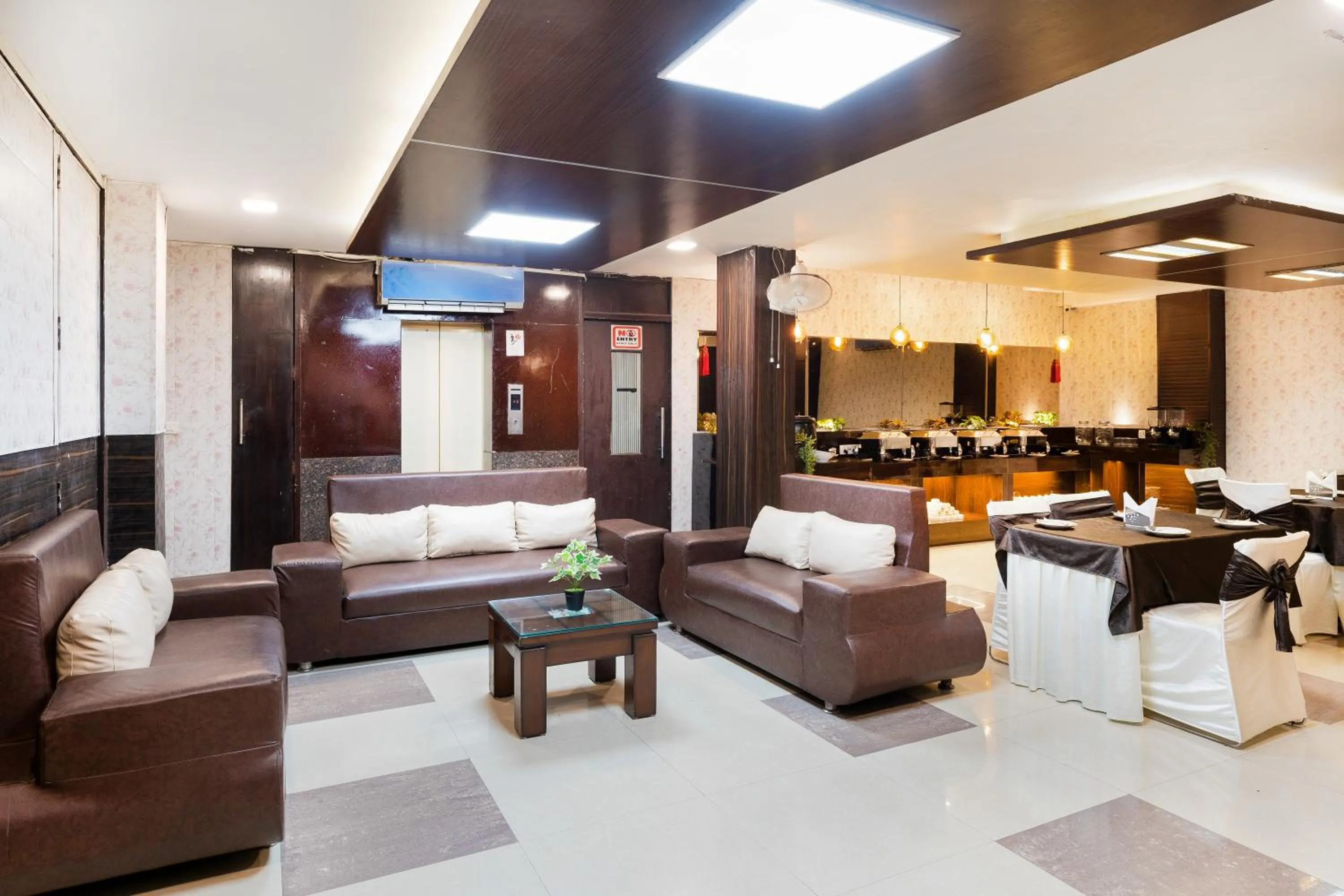 Restaurant/places to eat in Skylark Hotel by Gabrian Hotels