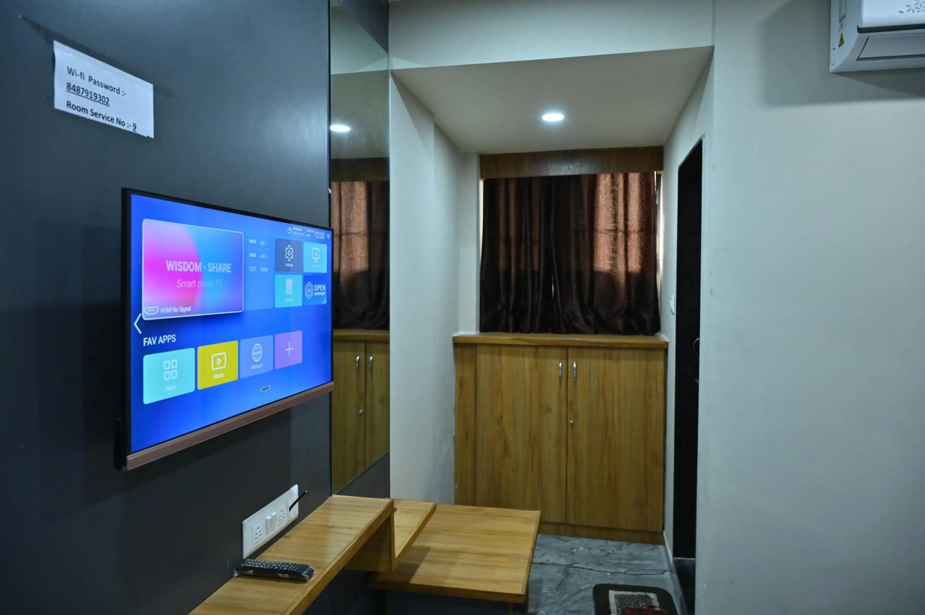 Communal lounge/ TV room in HOTEL SURY VILLA