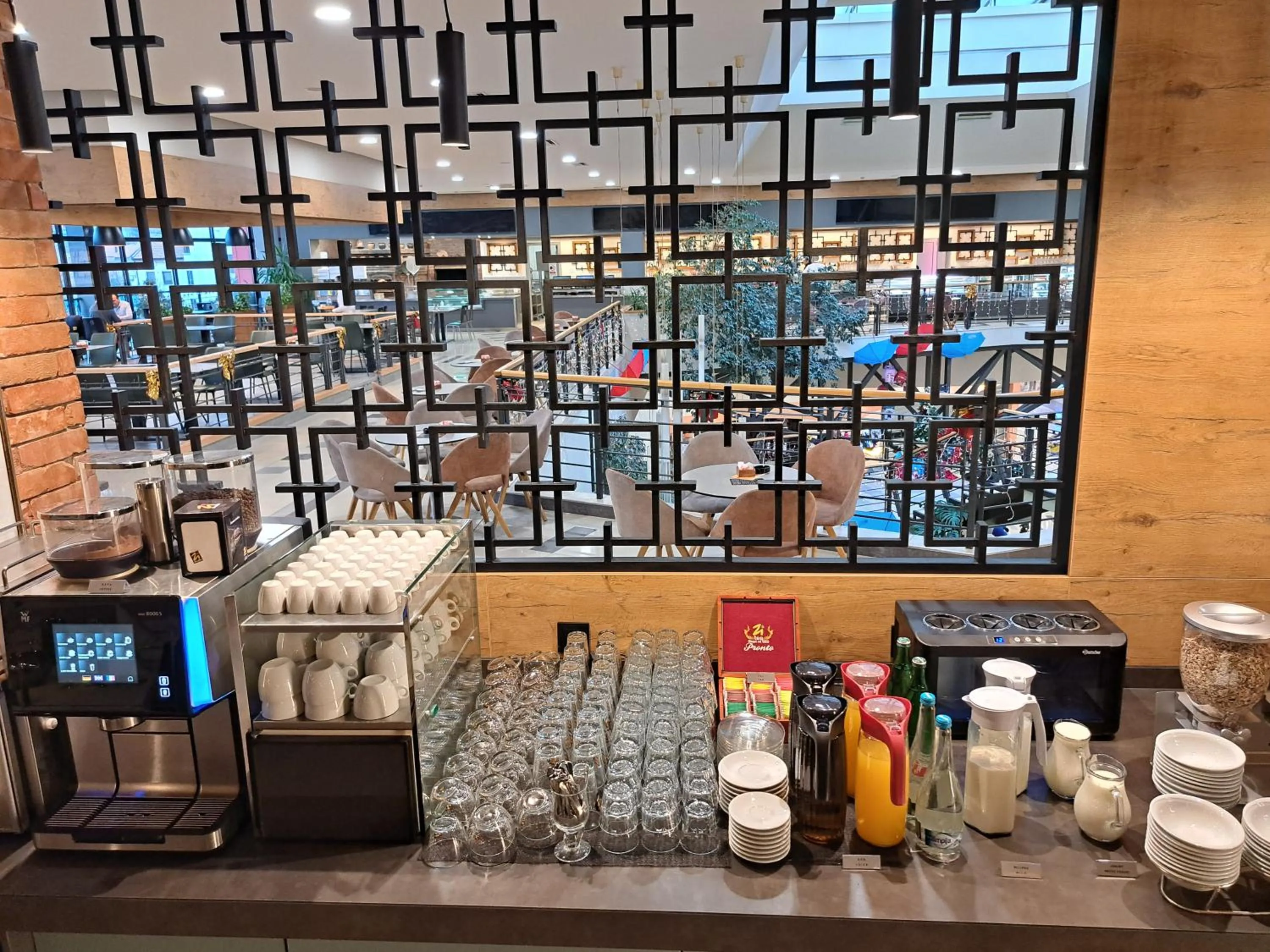 Restaurant/places to eat in Hotel ETNA