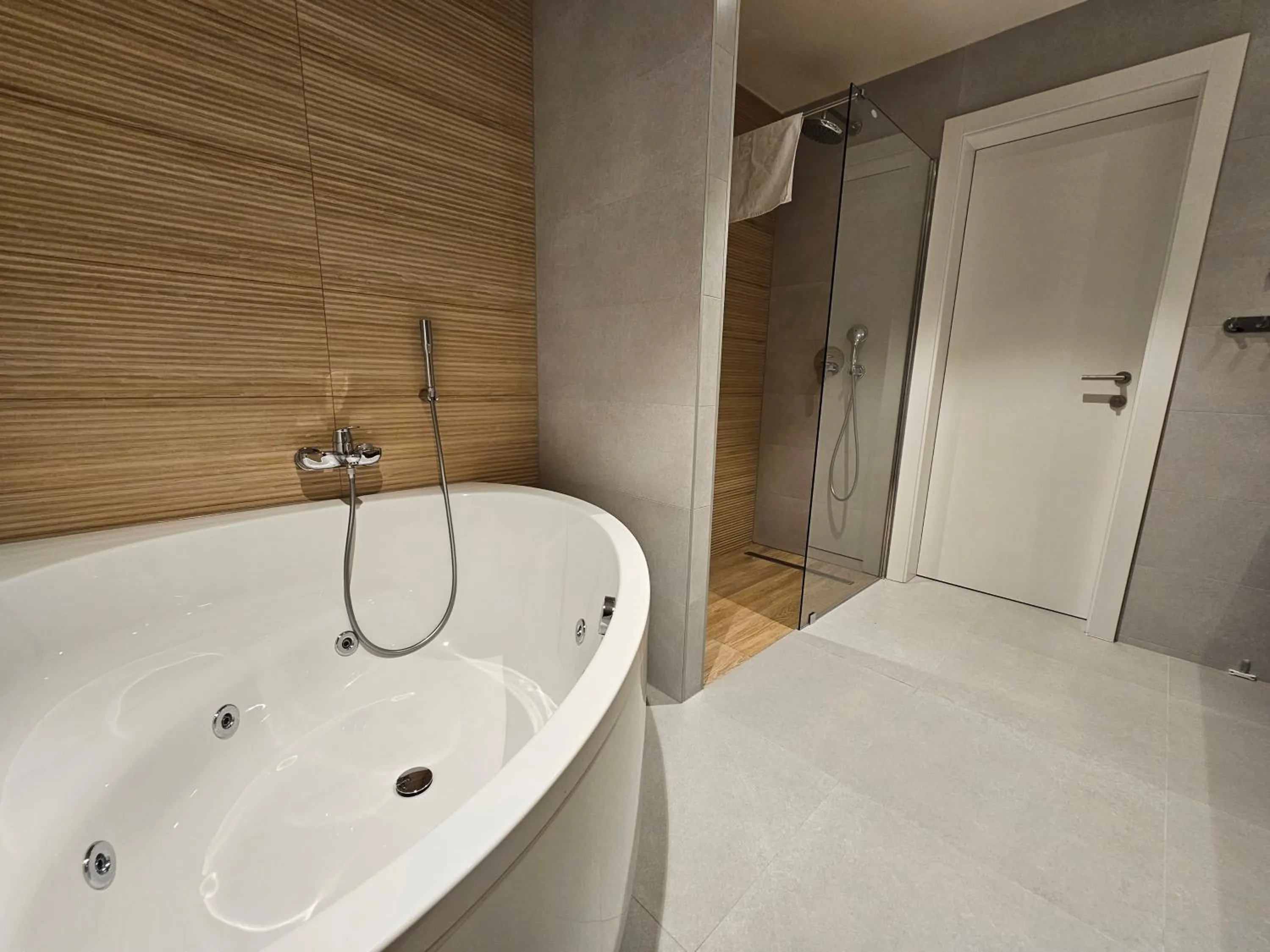 Shower in Hotel ETNA