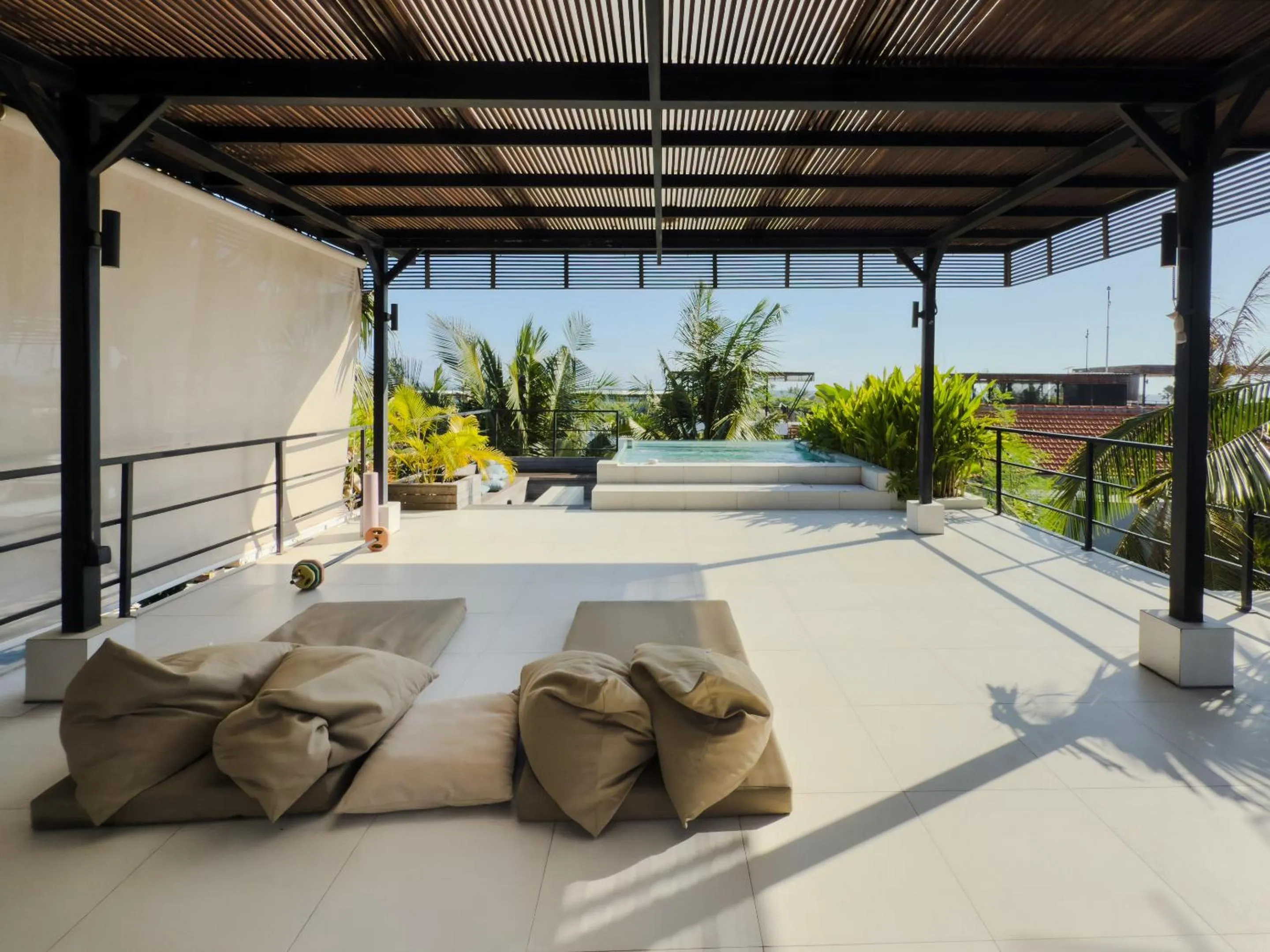 Balcony/Terrace in Baliwood Residence Villas by BREIG