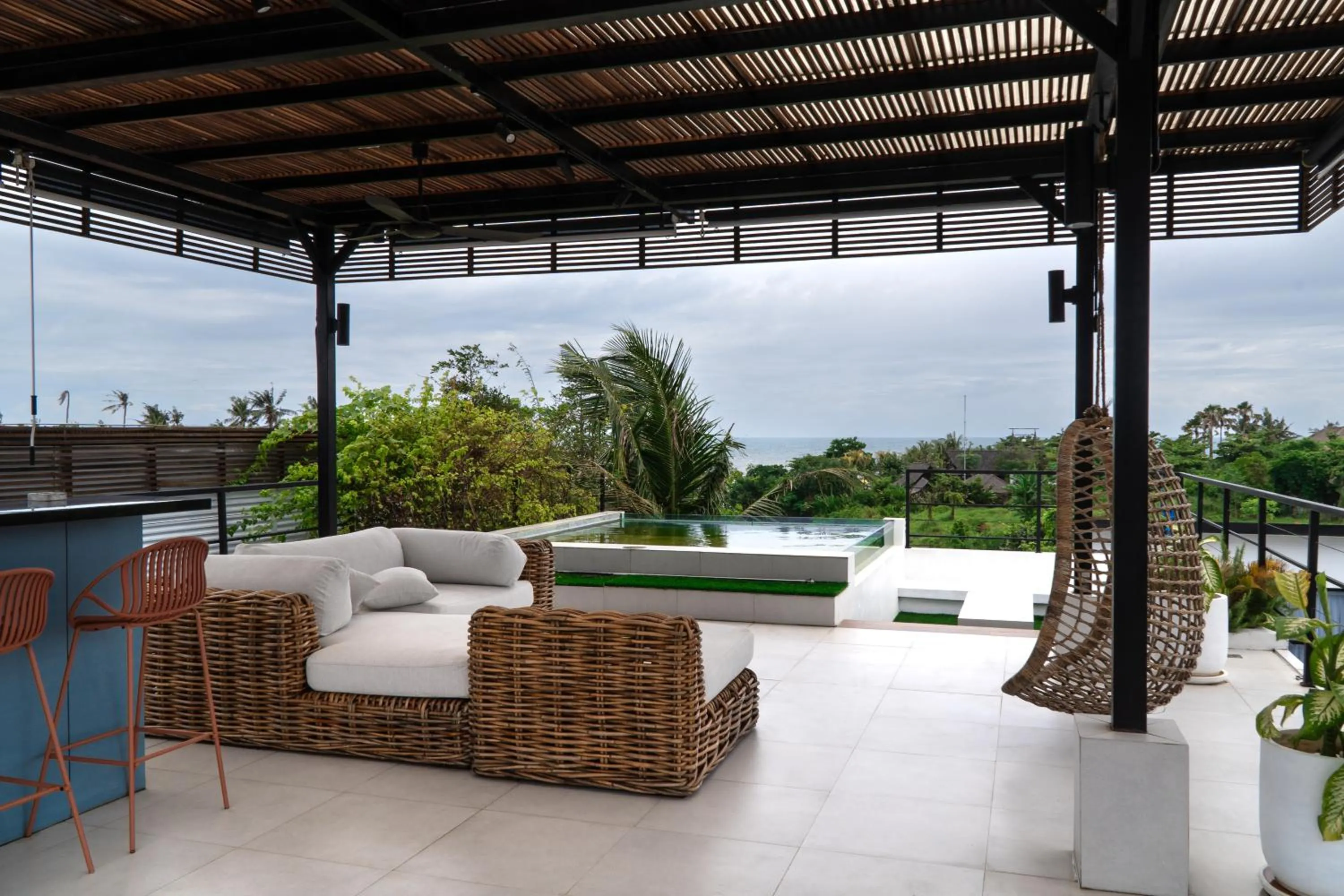 Balcony/Terrace in Baliwood Residence Villas by BREIG