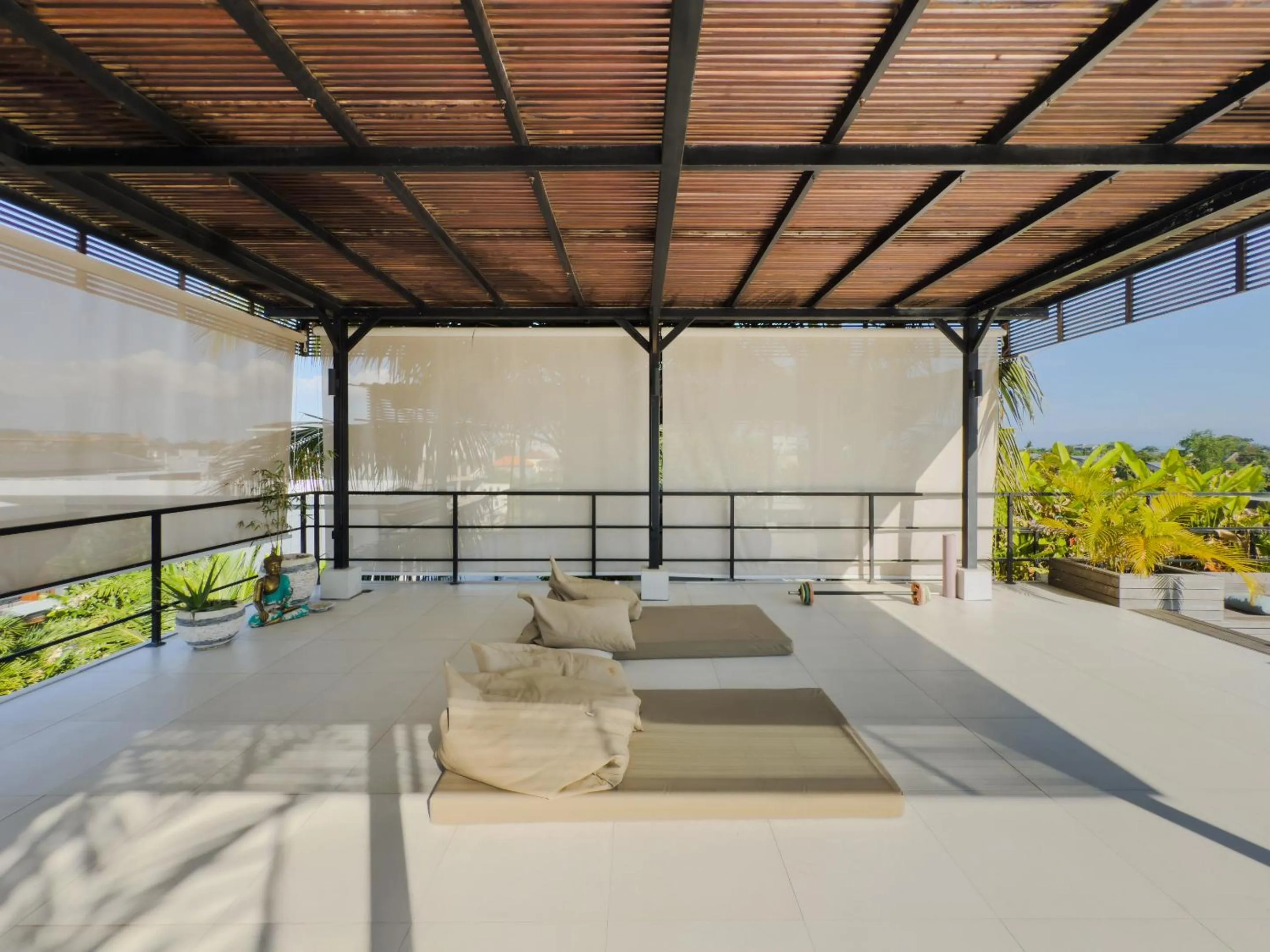 Balcony/Terrace in Baliwood Residence Villas by BREIG