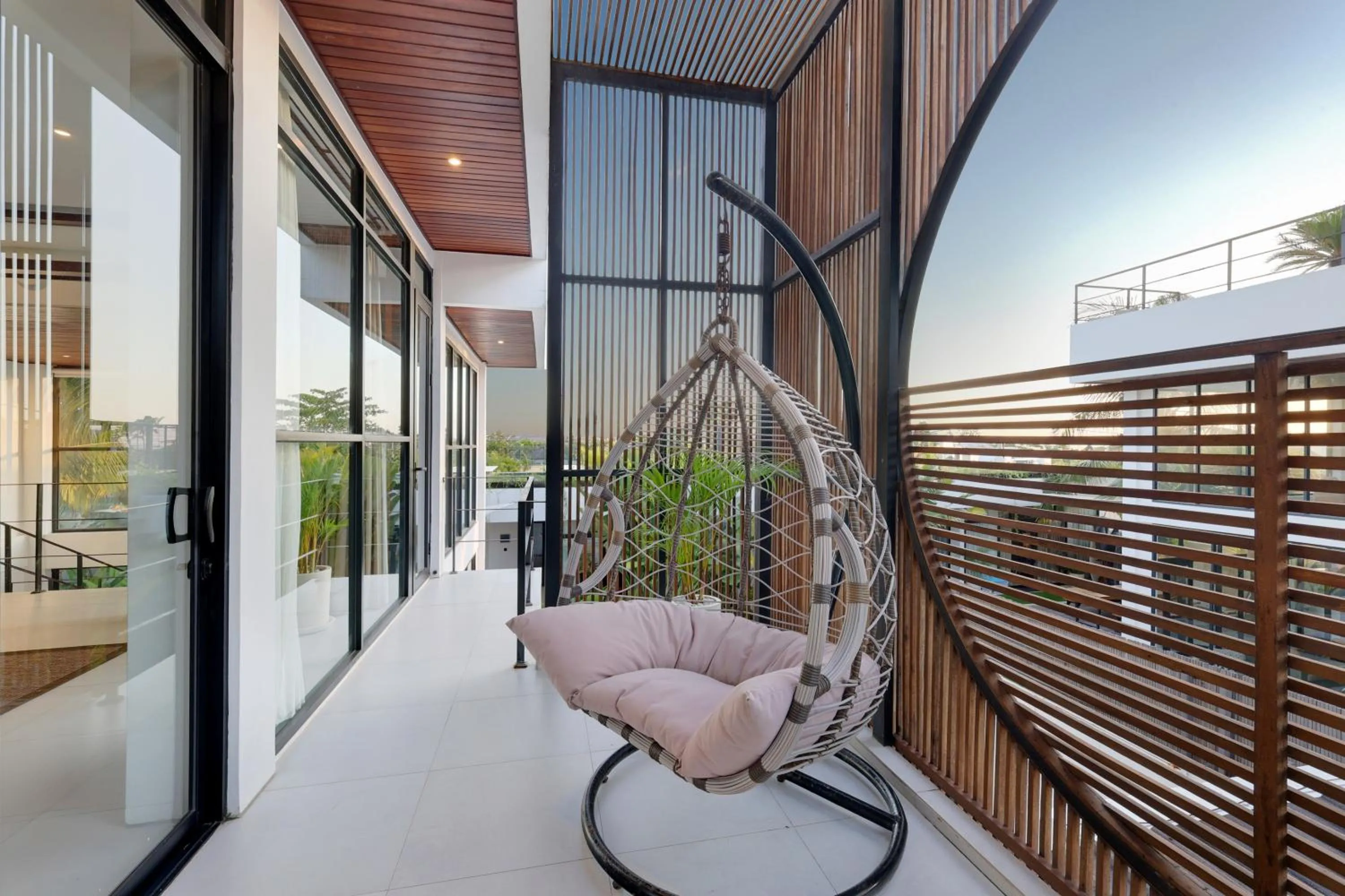 Balcony/Terrace in Baliwood Residence Villas by BREIG