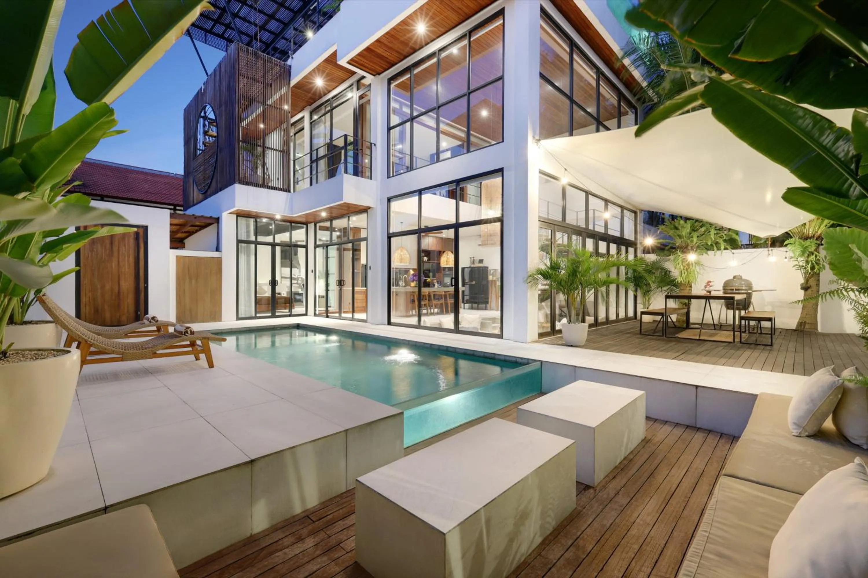 Seating area in Baliwood Residence Villas by BREIG