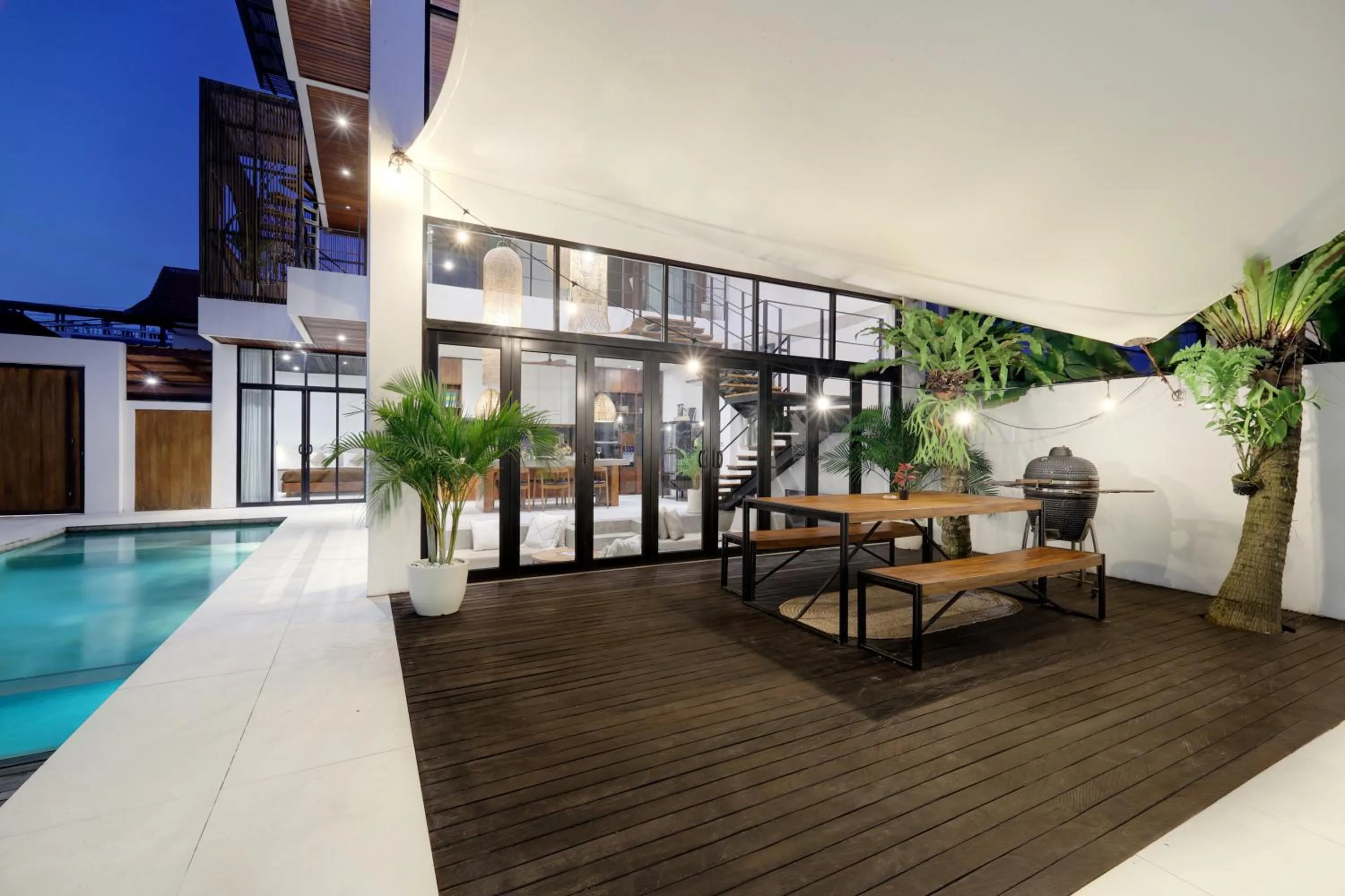 Seating area in Baliwood Residence Villas by BREIG