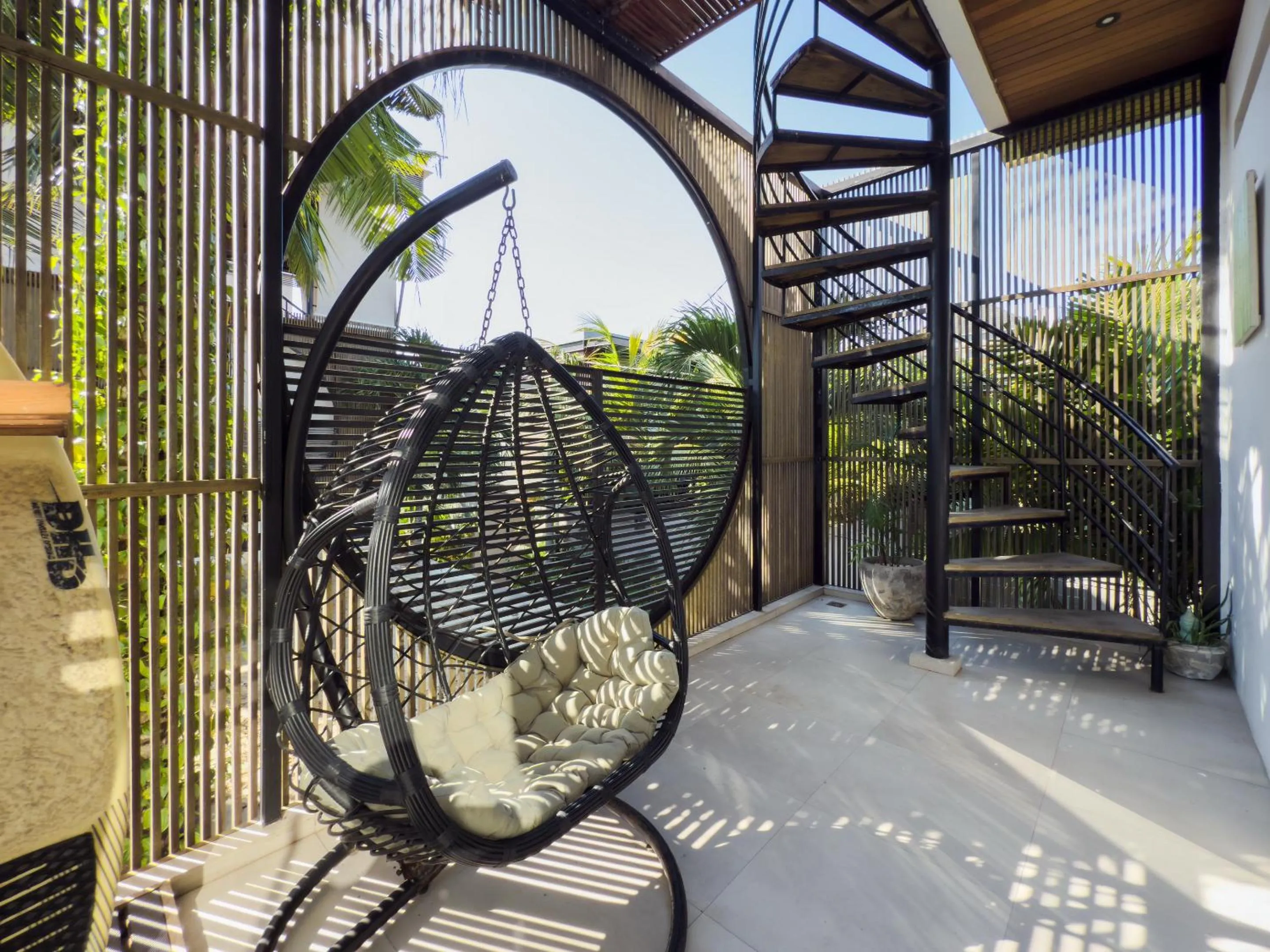 Balcony/Terrace in Baliwood Residence Villas by BREIG