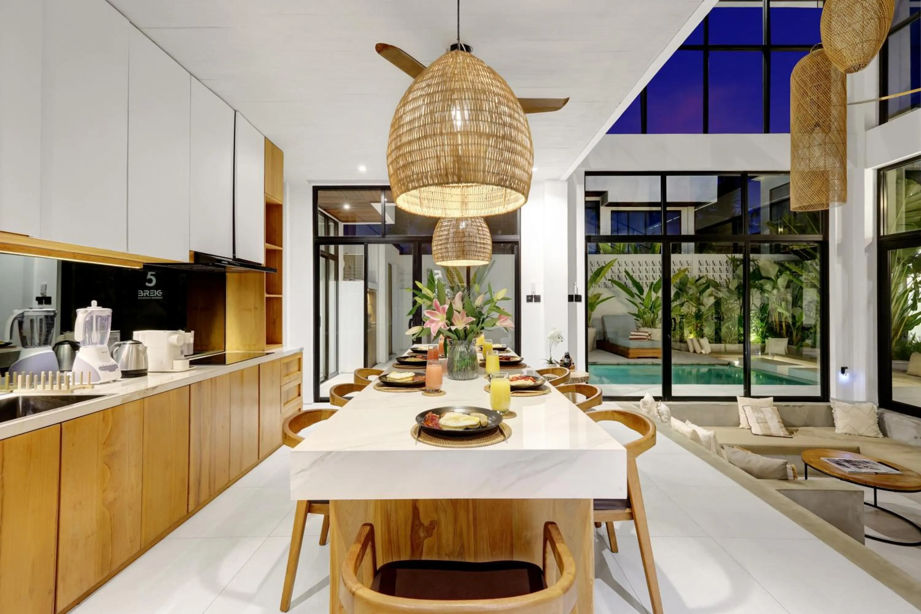 Kitchen or kitchenette in Baliwood Residence Villas by BREIG