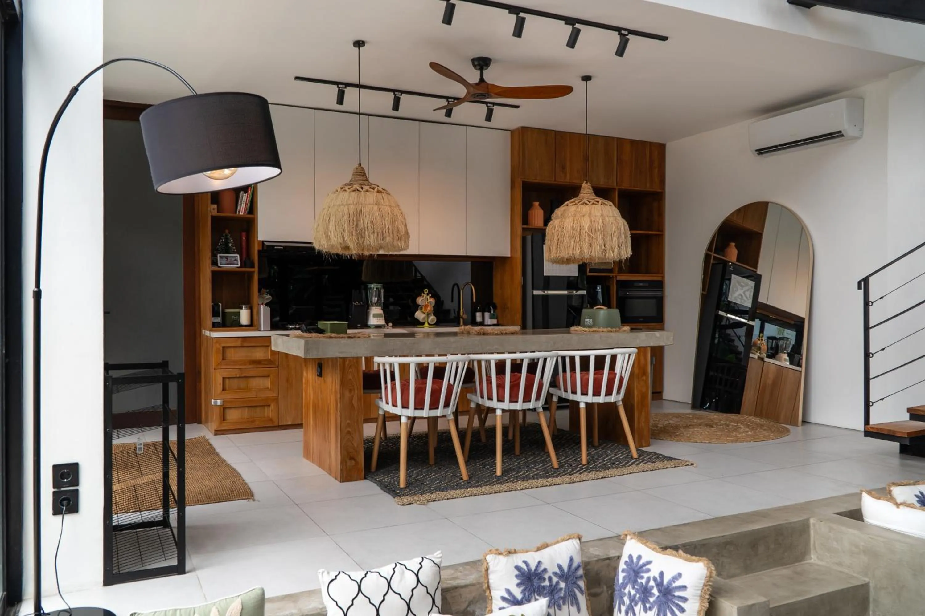 Dining area in Baliwood Residence Villas by BREIG
