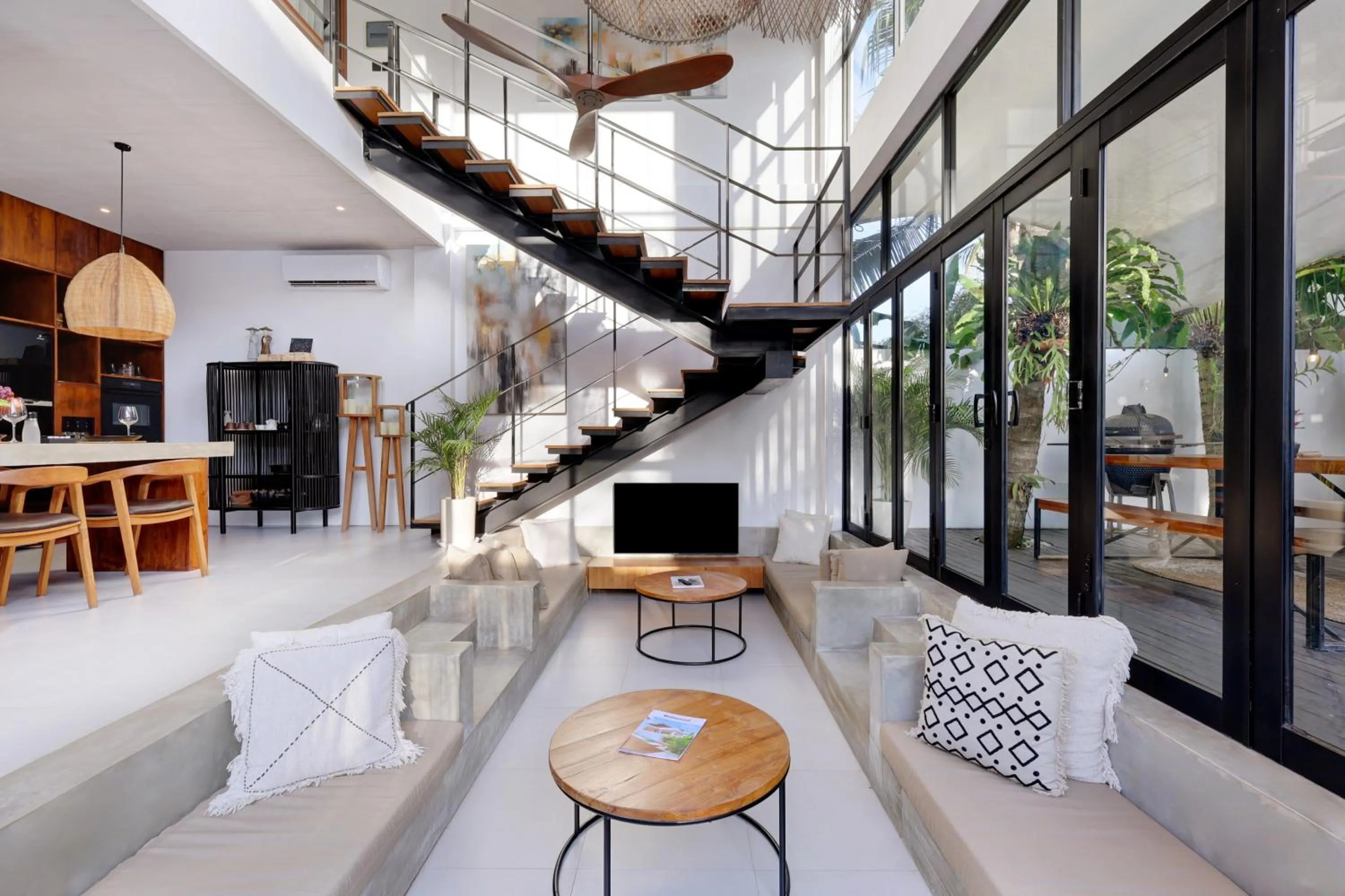 Living room in Baliwood Residence Villas by BREIG