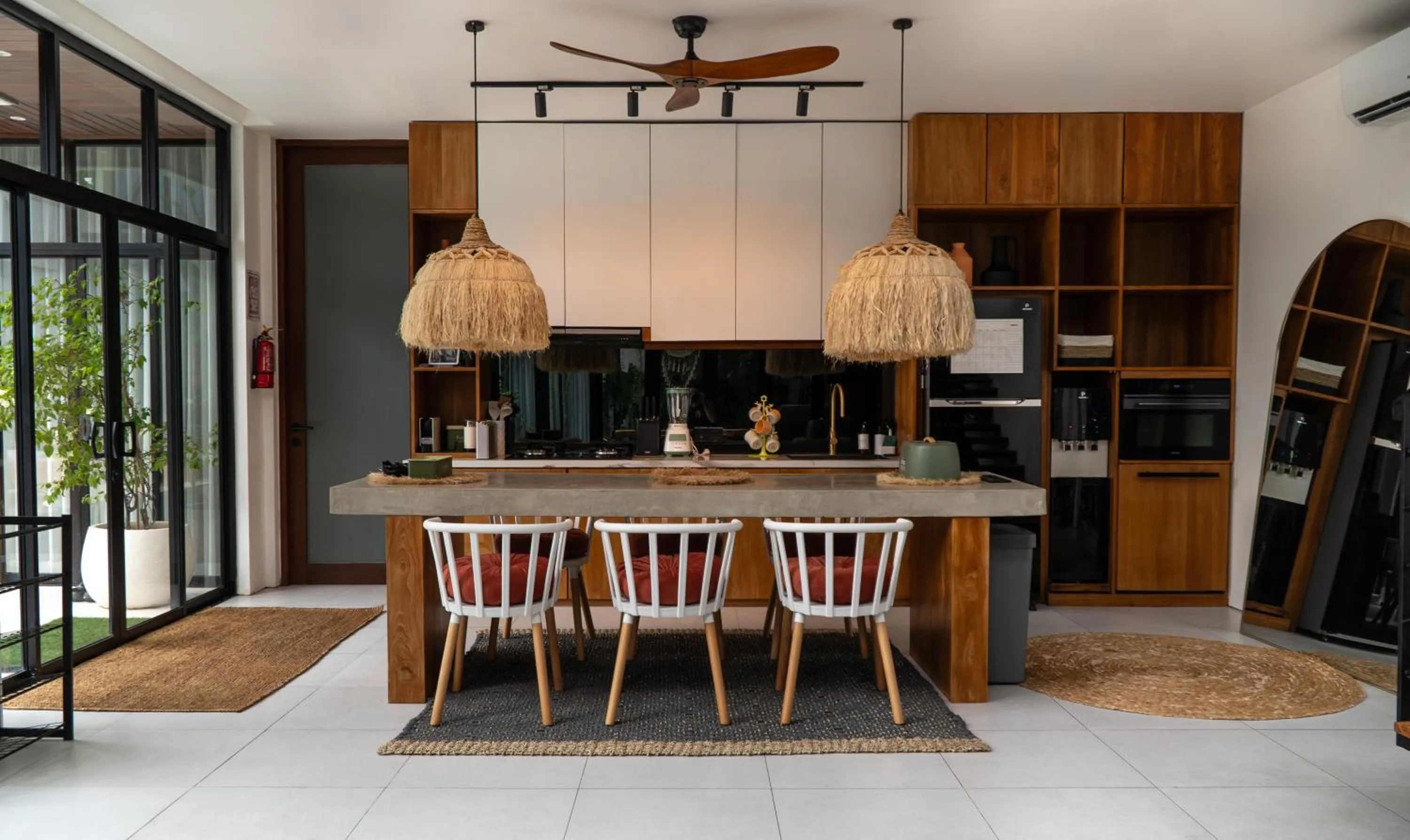 Dining area in Baliwood Residence Villas by BREIG