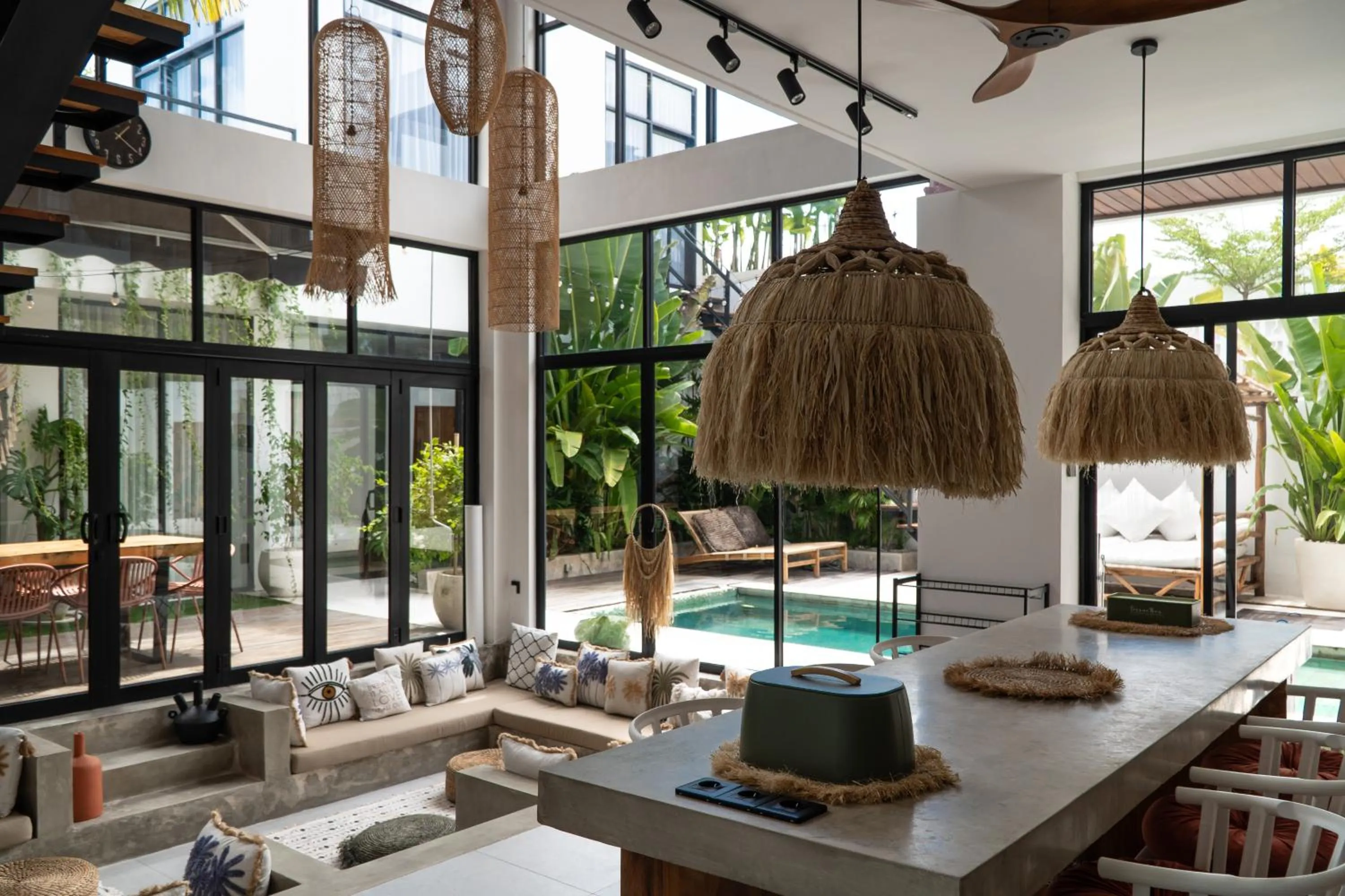 Living room in Baliwood Residence Villas by BREIG