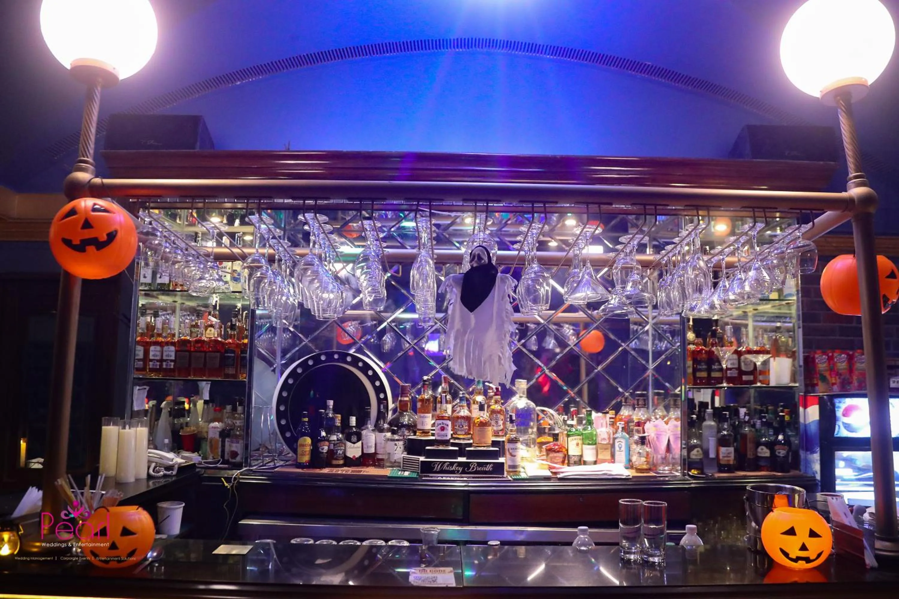 Lounge or bar in Goa Country Club Near Park Hospital BY Pearl I Luxury resort in Gurgaon