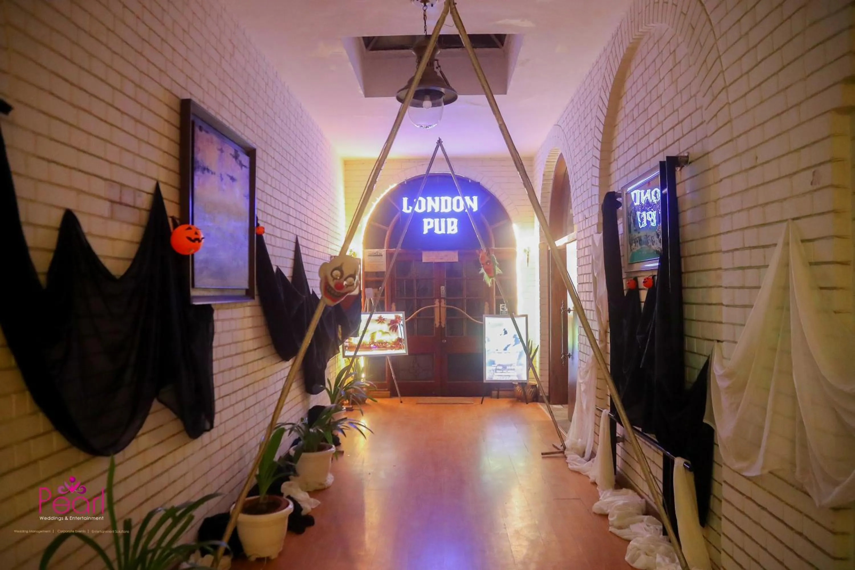 Lounge or bar in Goa Country Club Near Park Hospital BY Pearl I Luxury resort in Gurgaon