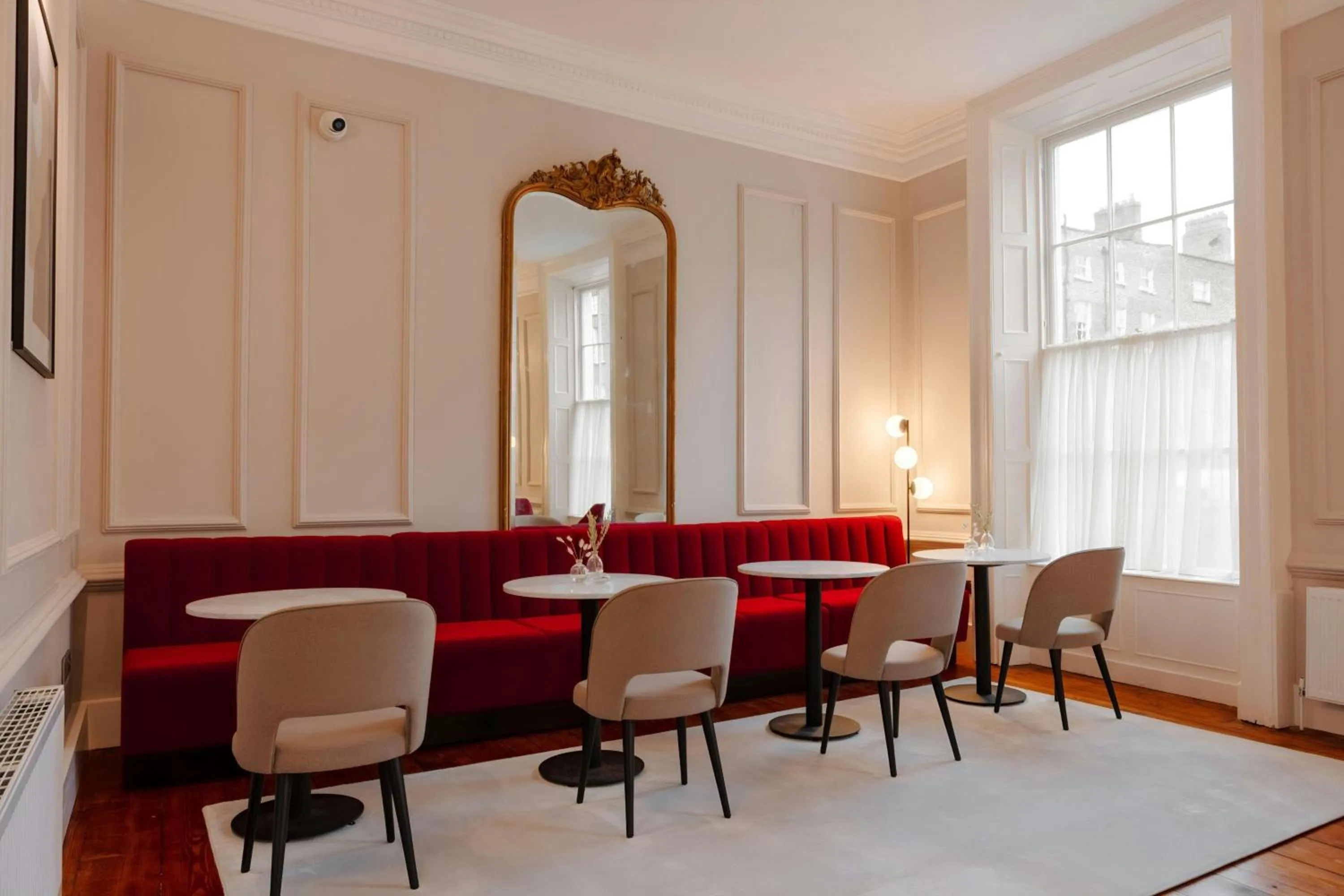 Lounge or bar in The Earl Hotel Leeson Street, Sonder by Marriott Bonvoy