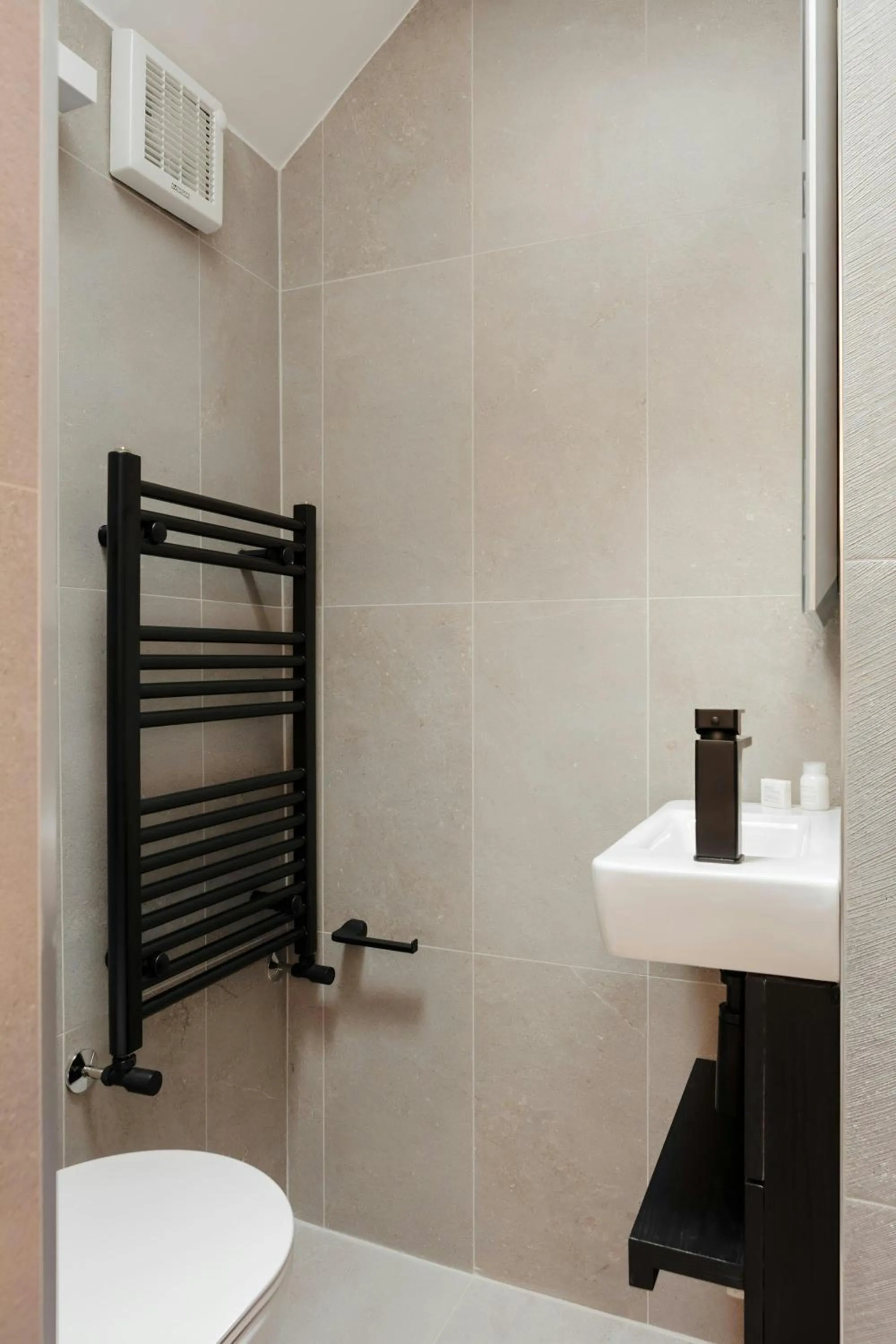 Bathroom in The Earl Hotel Leeson Street, Sonder by Marriott Bonvoy