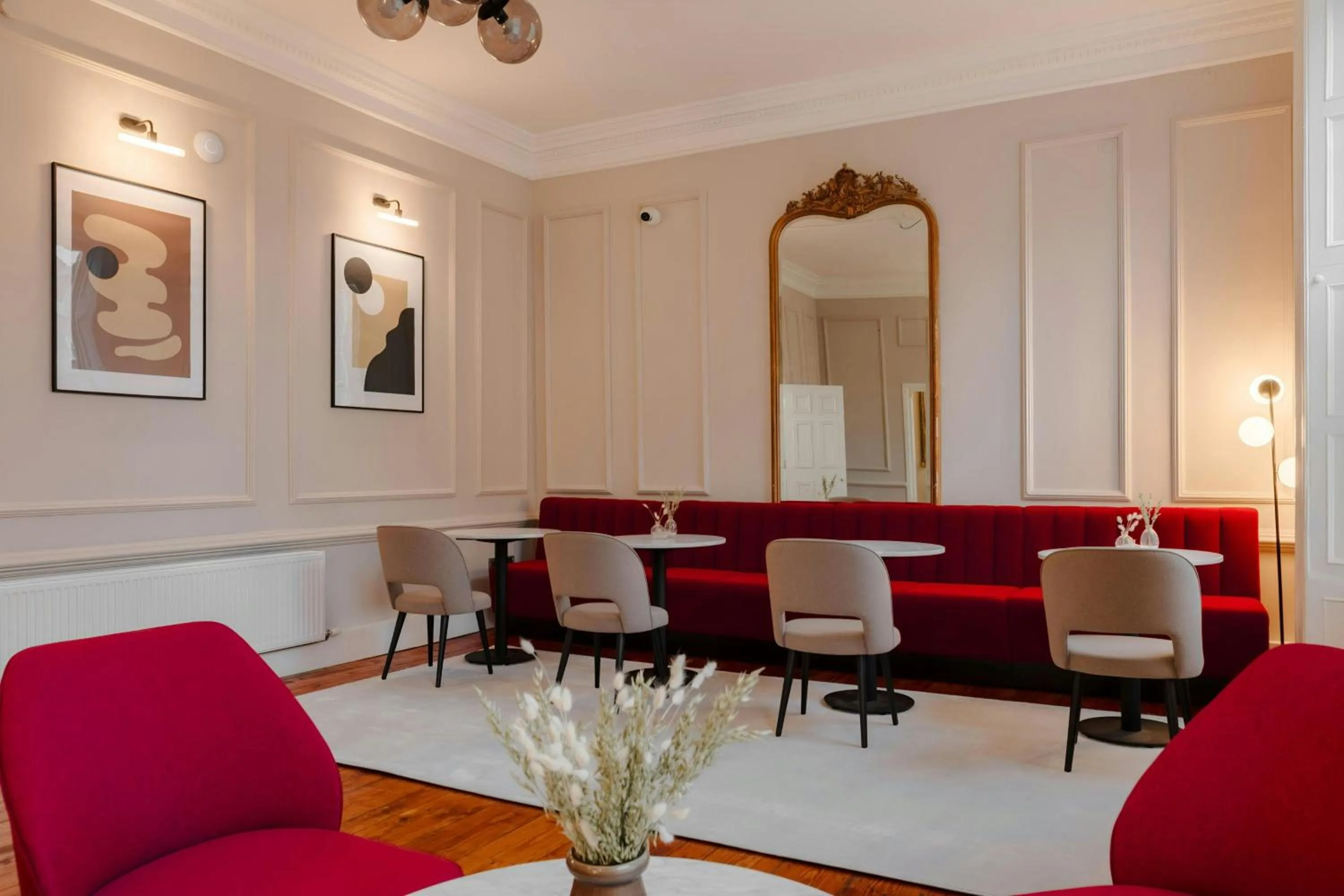 Lounge or bar in The Earl Hotel Leeson Street, Sonder by Marriott Bonvoy
