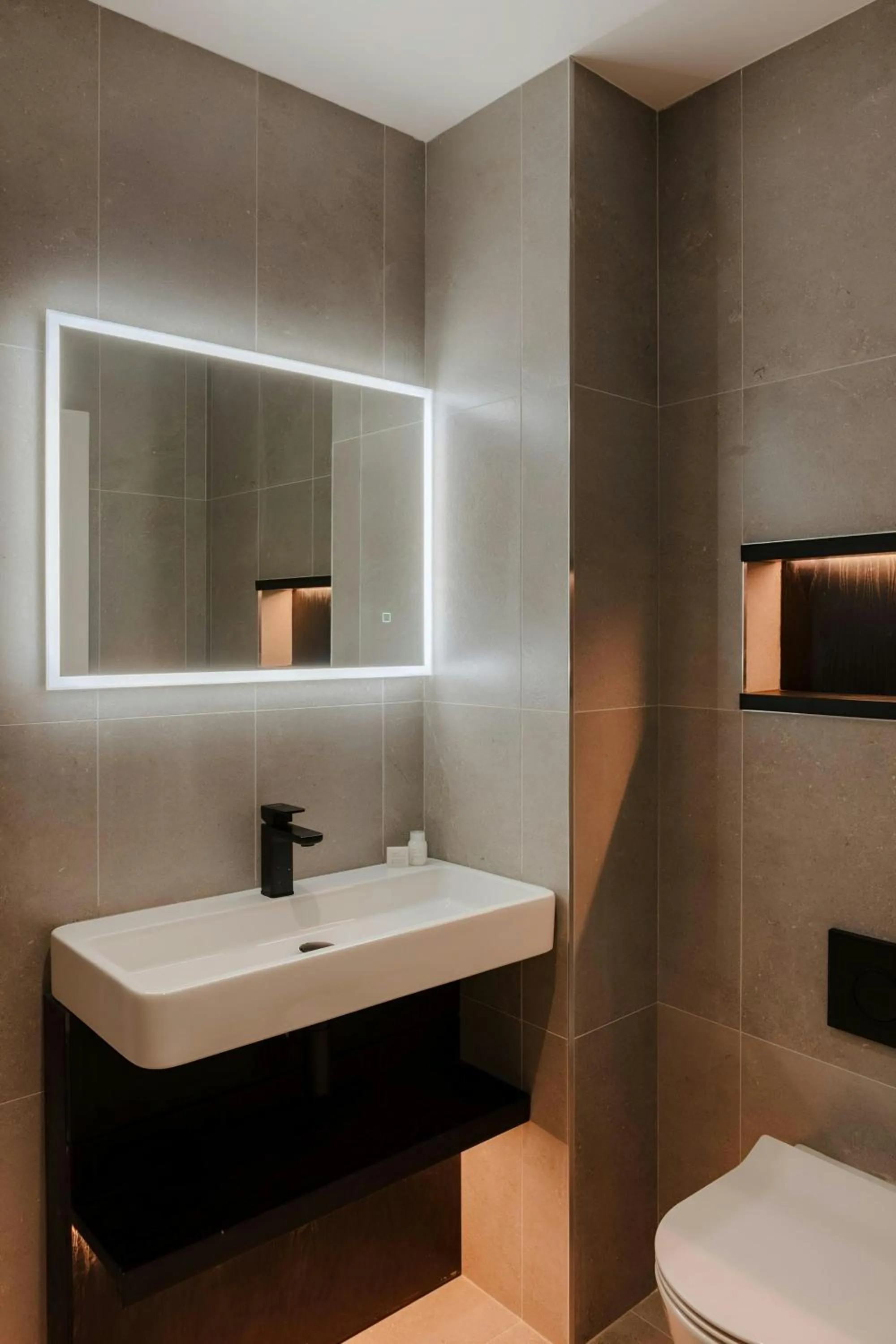 Bathroom in The Earl Hotel Leeson Street, Sonder by Marriott Bonvoy