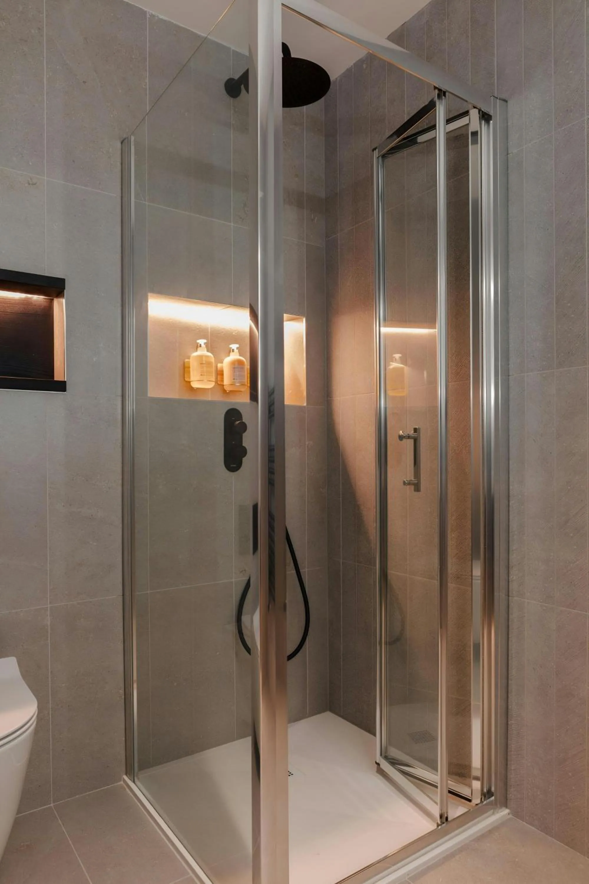 Bathroom in The Earl Hotel Leeson Street, Sonder by Marriott Bonvoy