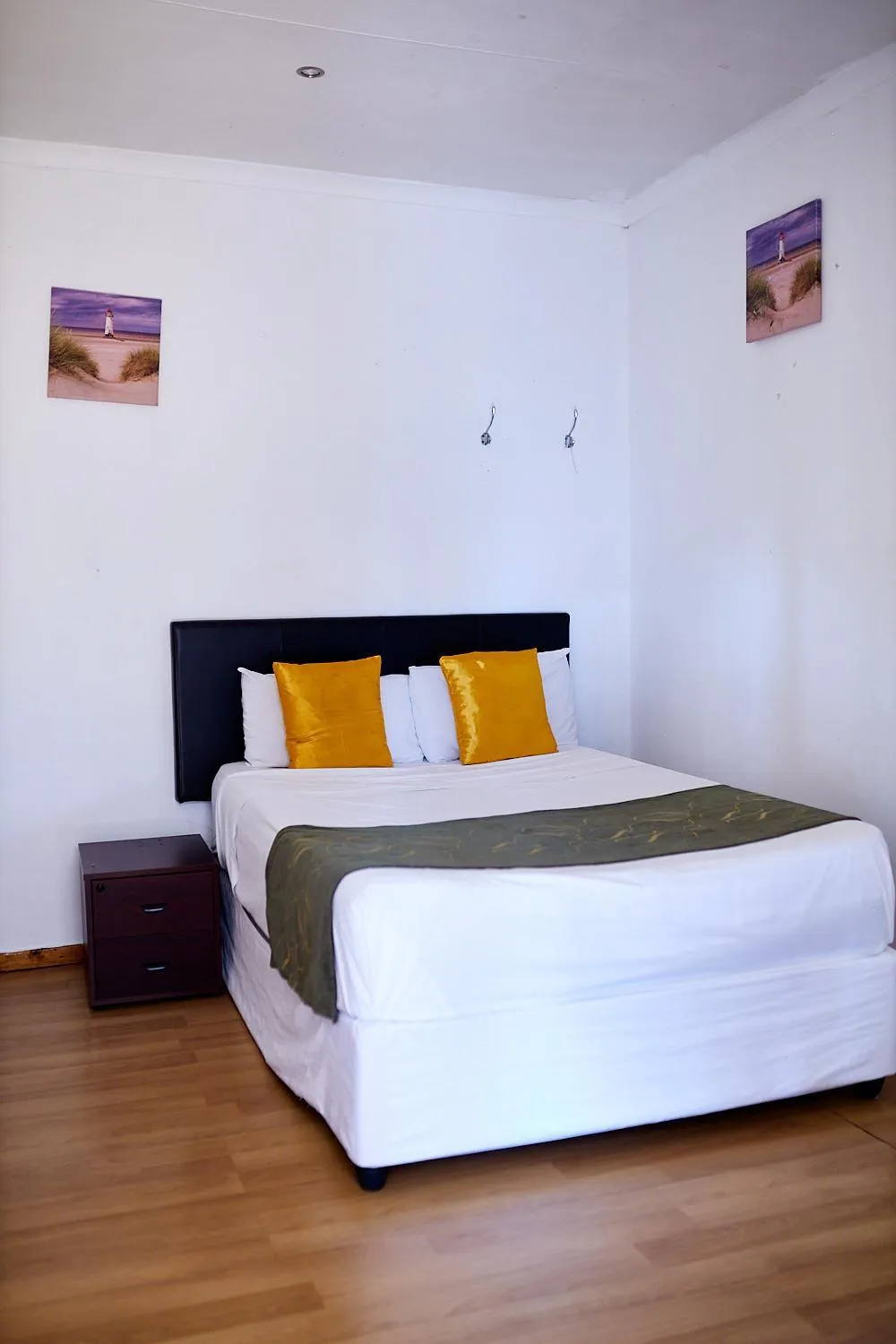 Bed in Airport Royal Guest House