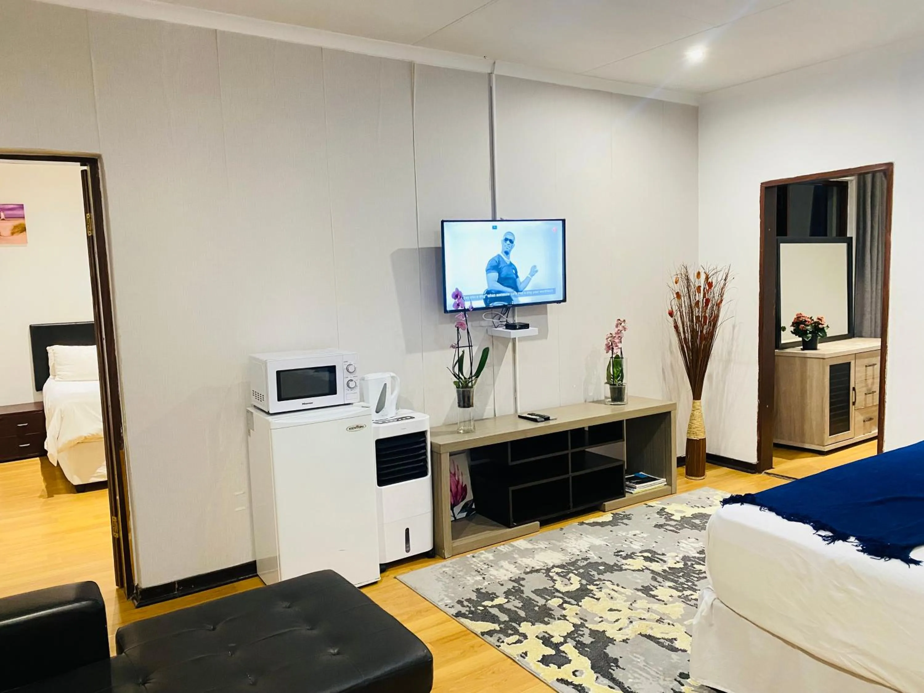 Bed in Airport Royal Guest House