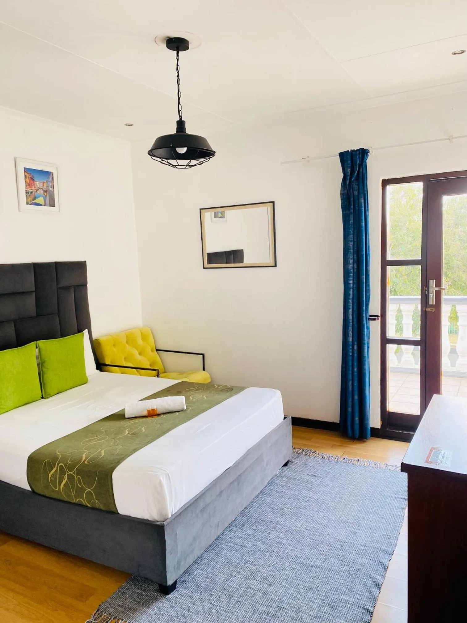 Bed in Airport Royal Guest House