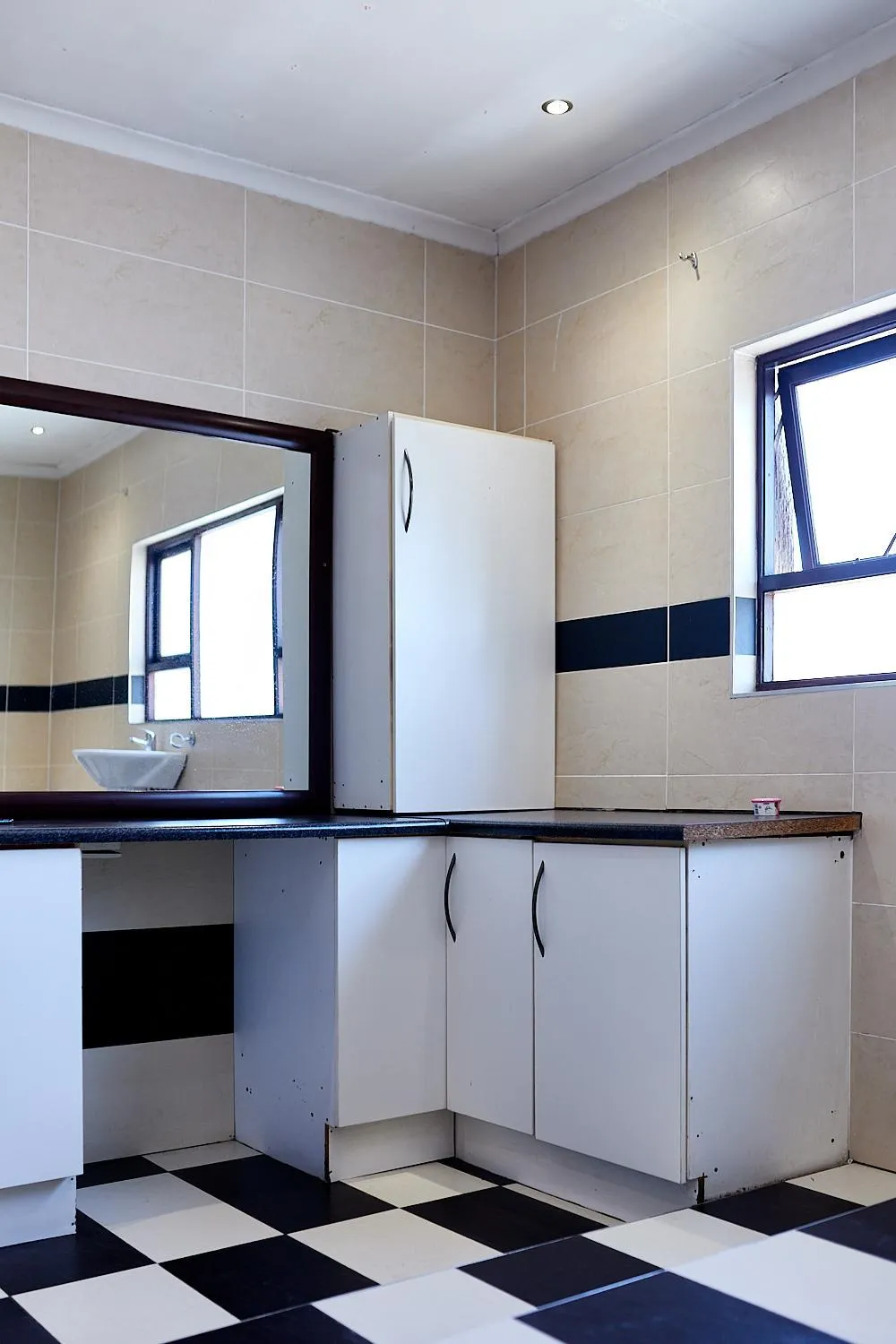 Bathroom in Airport Royal Guest House