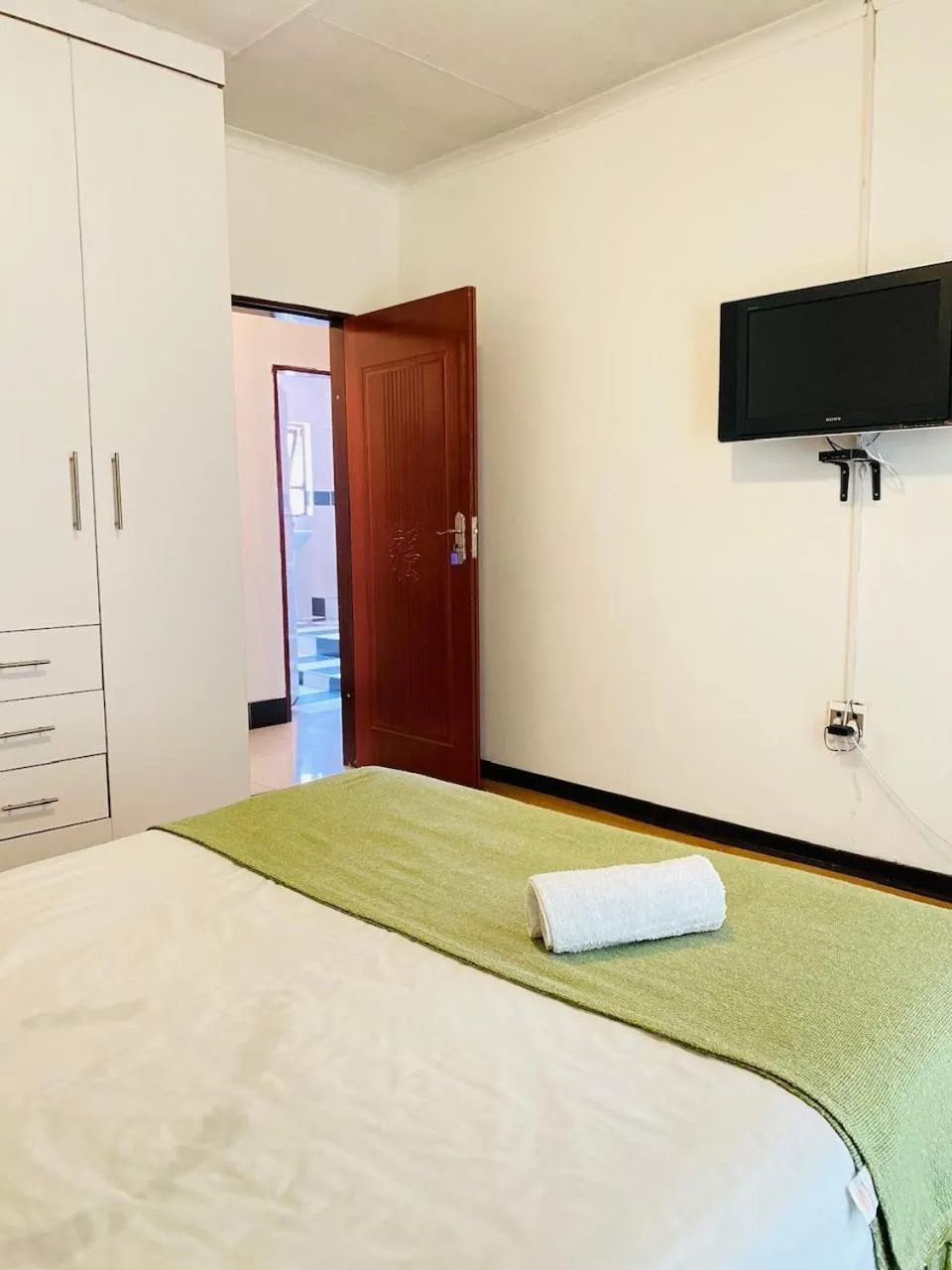 Bed in Airport Royal Guest House