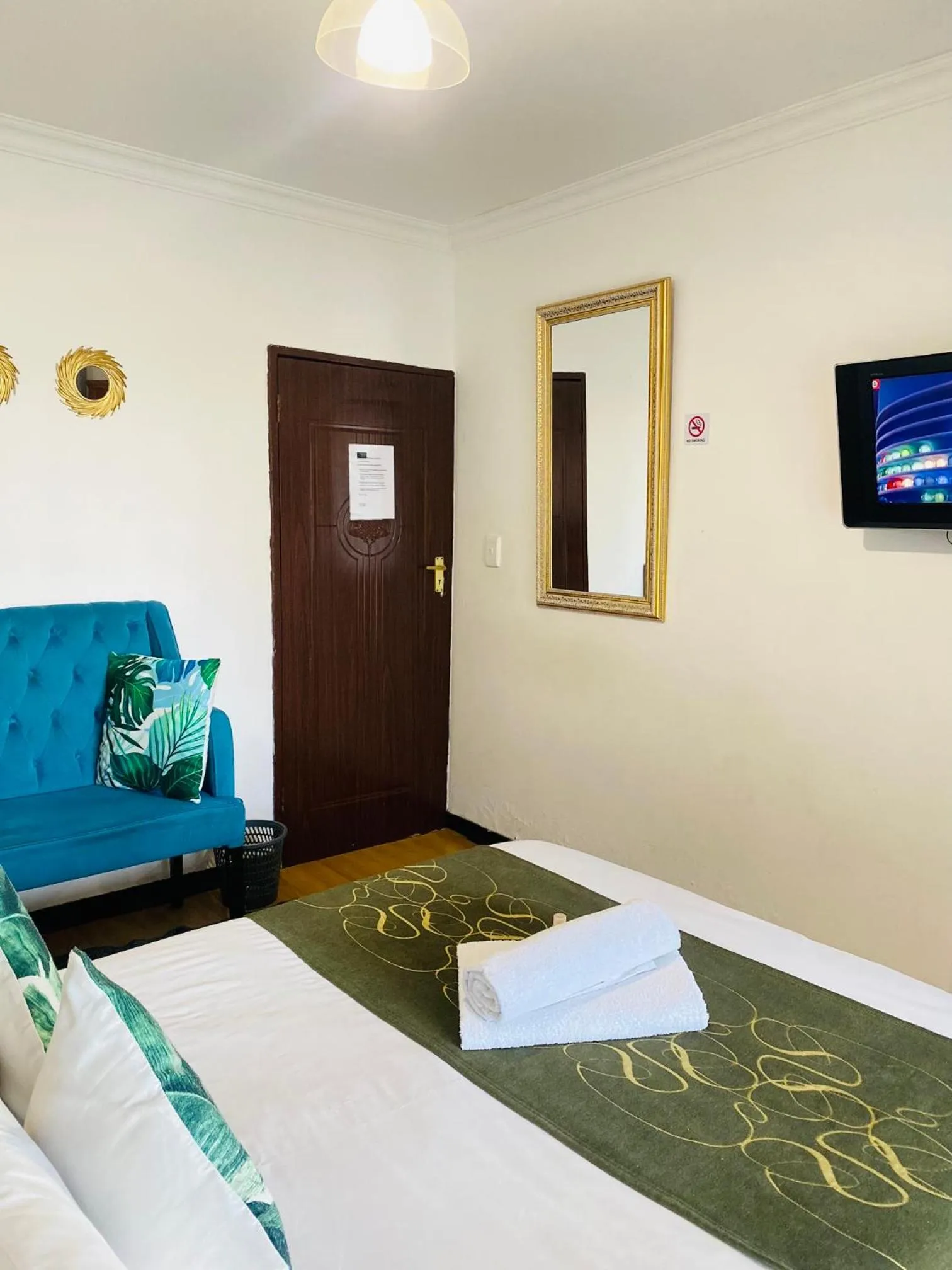 TV and multimedia, Bed in Airport Royal Guest House