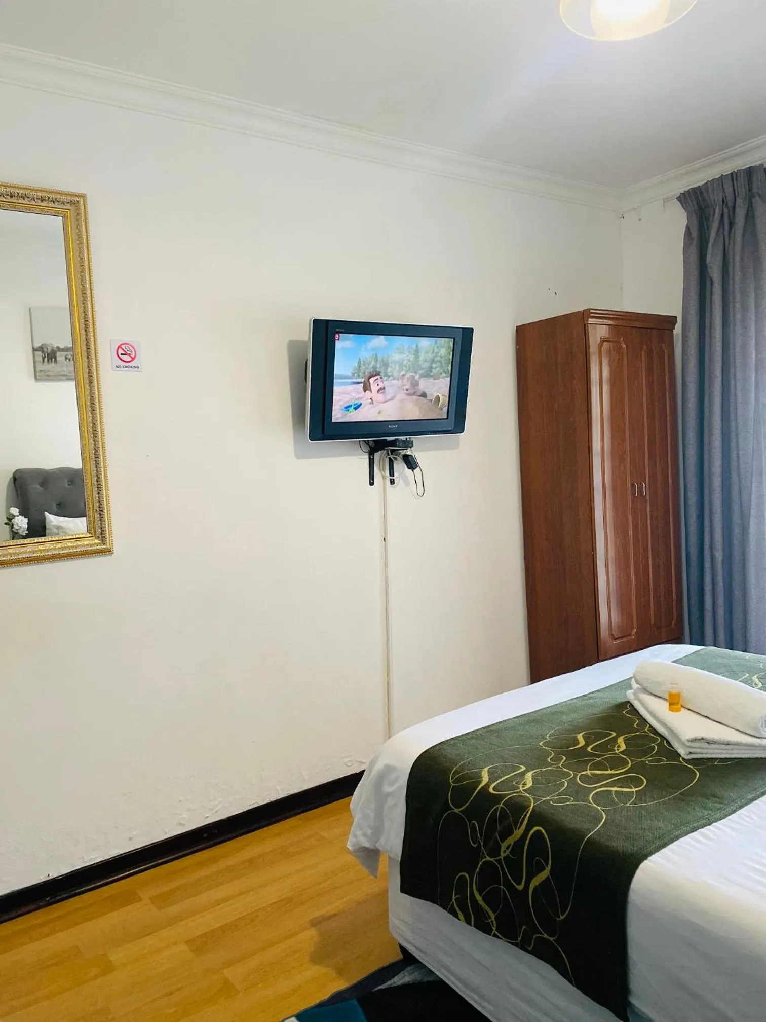 TV and multimedia, Bed in Airport Royal Guest House