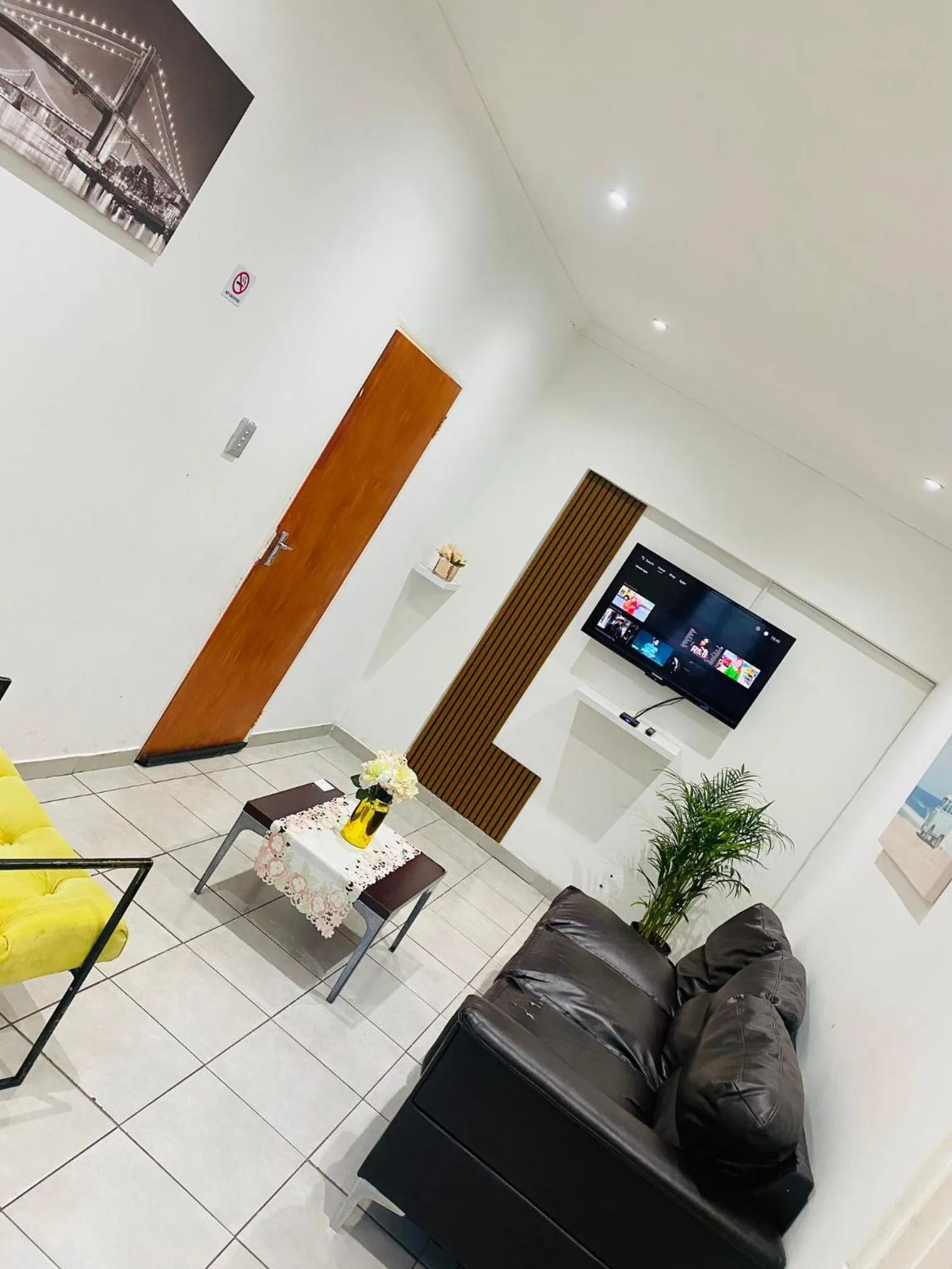 TV and multimedia in Airport Royal Guest House