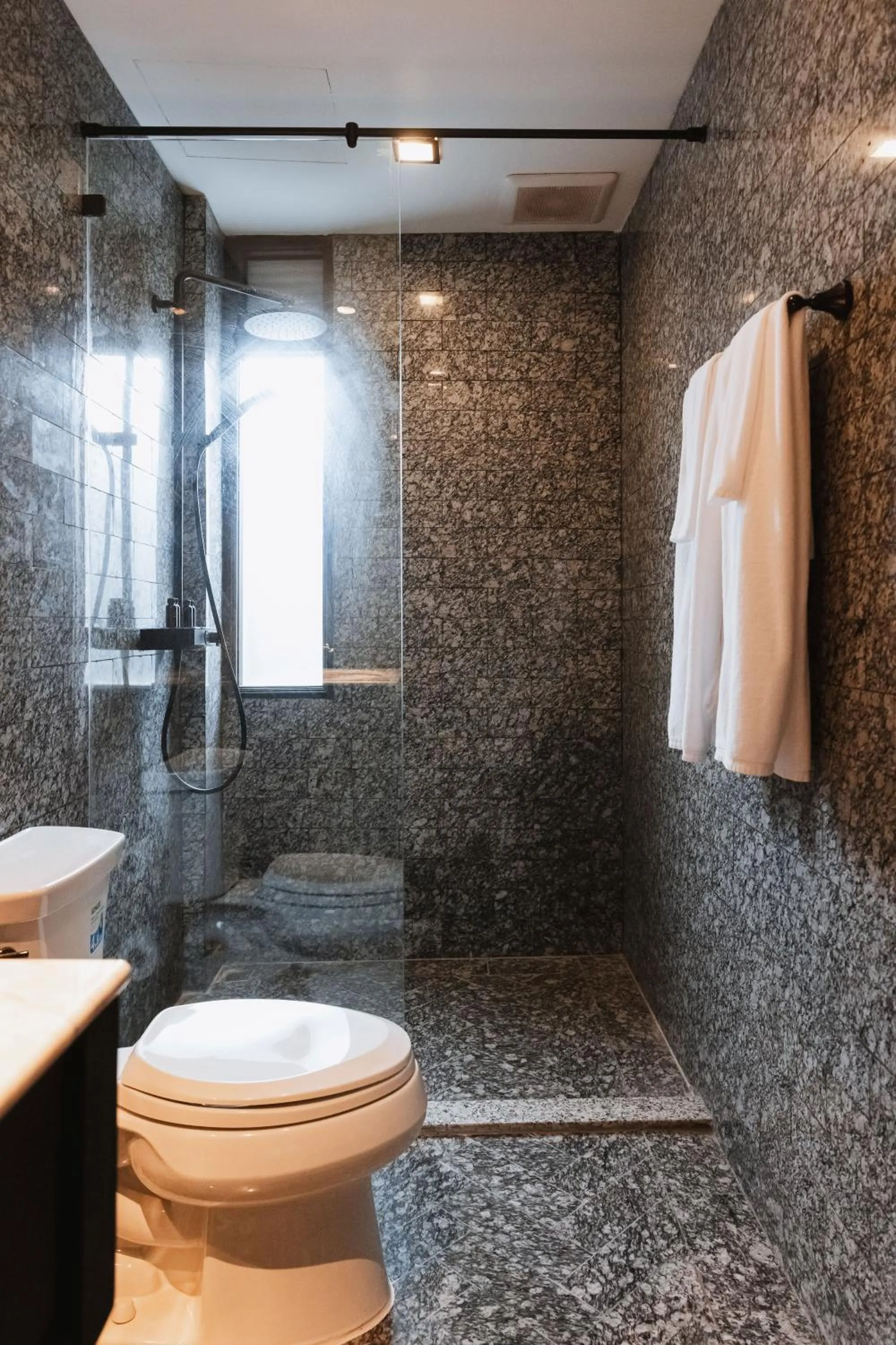 Bathroom in Baan Tuk Din Hotel