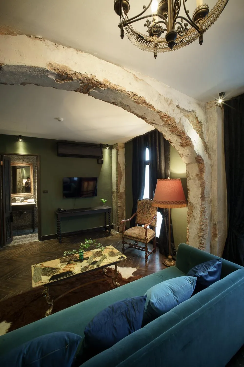 TV and multimedia in Baan Tuk Din Hotel