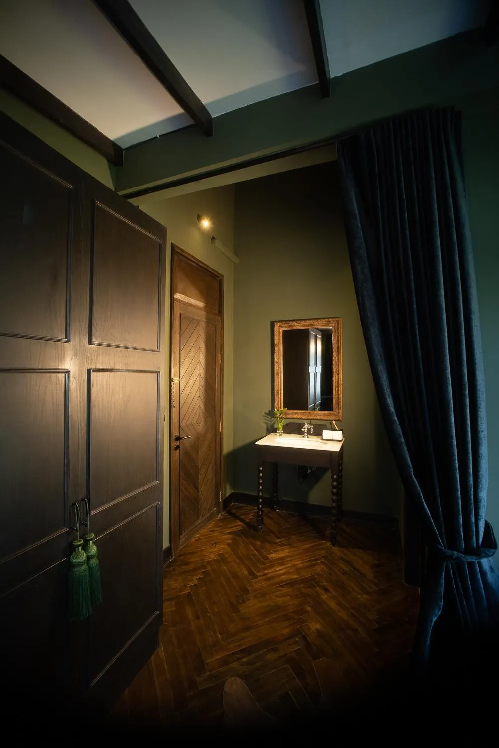 Photo of the whole room, Bed in Baan Tuk Din Hotel