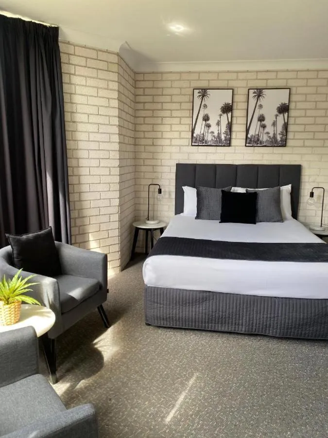 Bed in Beach Park Motel