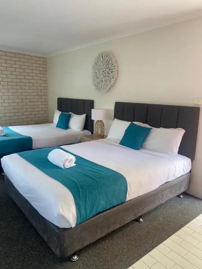 Bed in Beach Park Motel