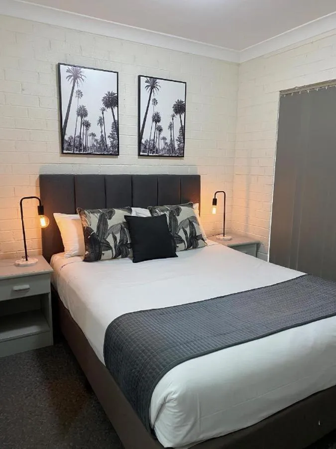 Bed in Beach Park Motel